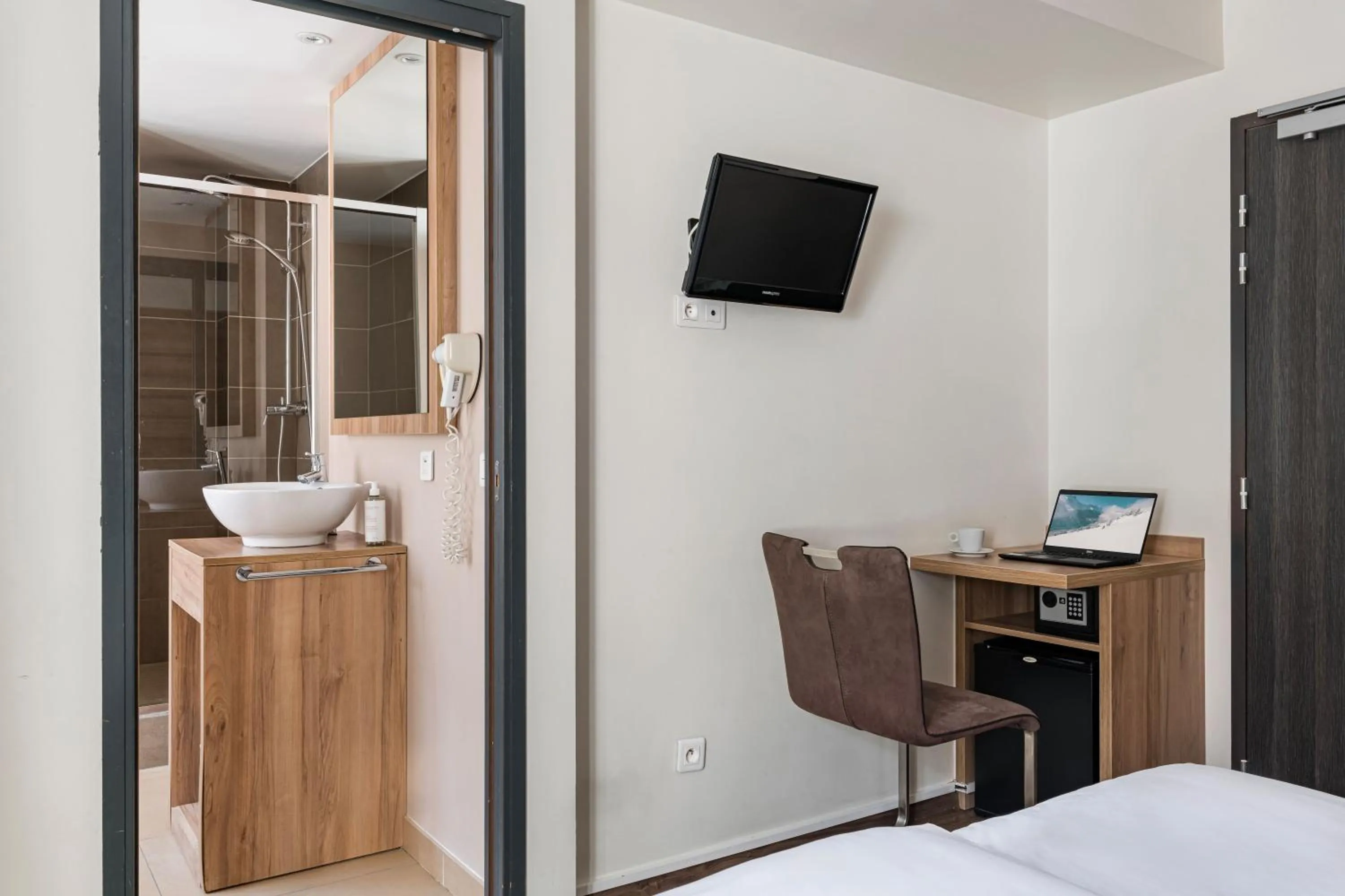 Photo of the whole room, Bed in Hôtel Vallée Blanche