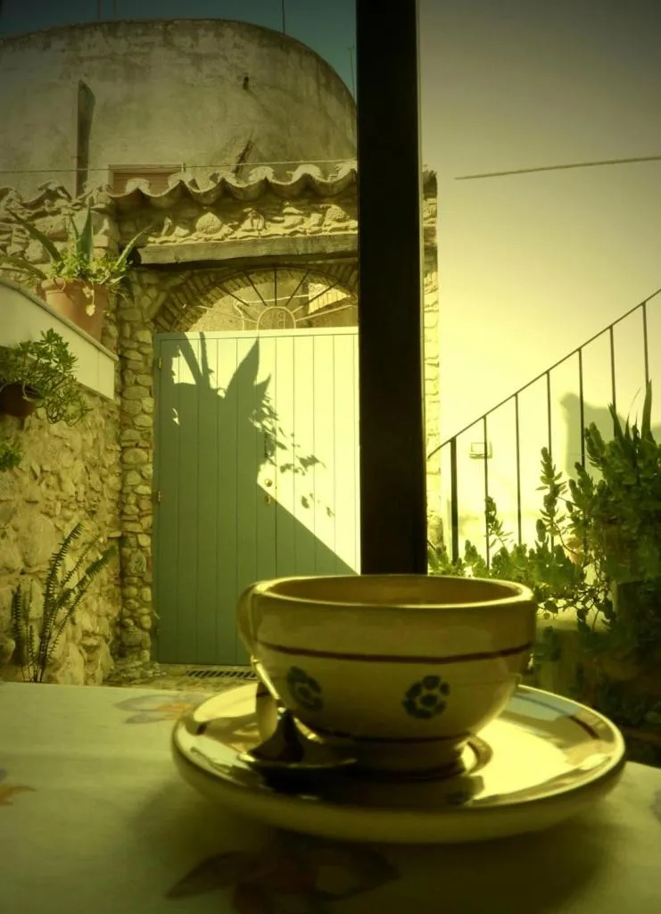 Communal kitchen in B&B Amphisya