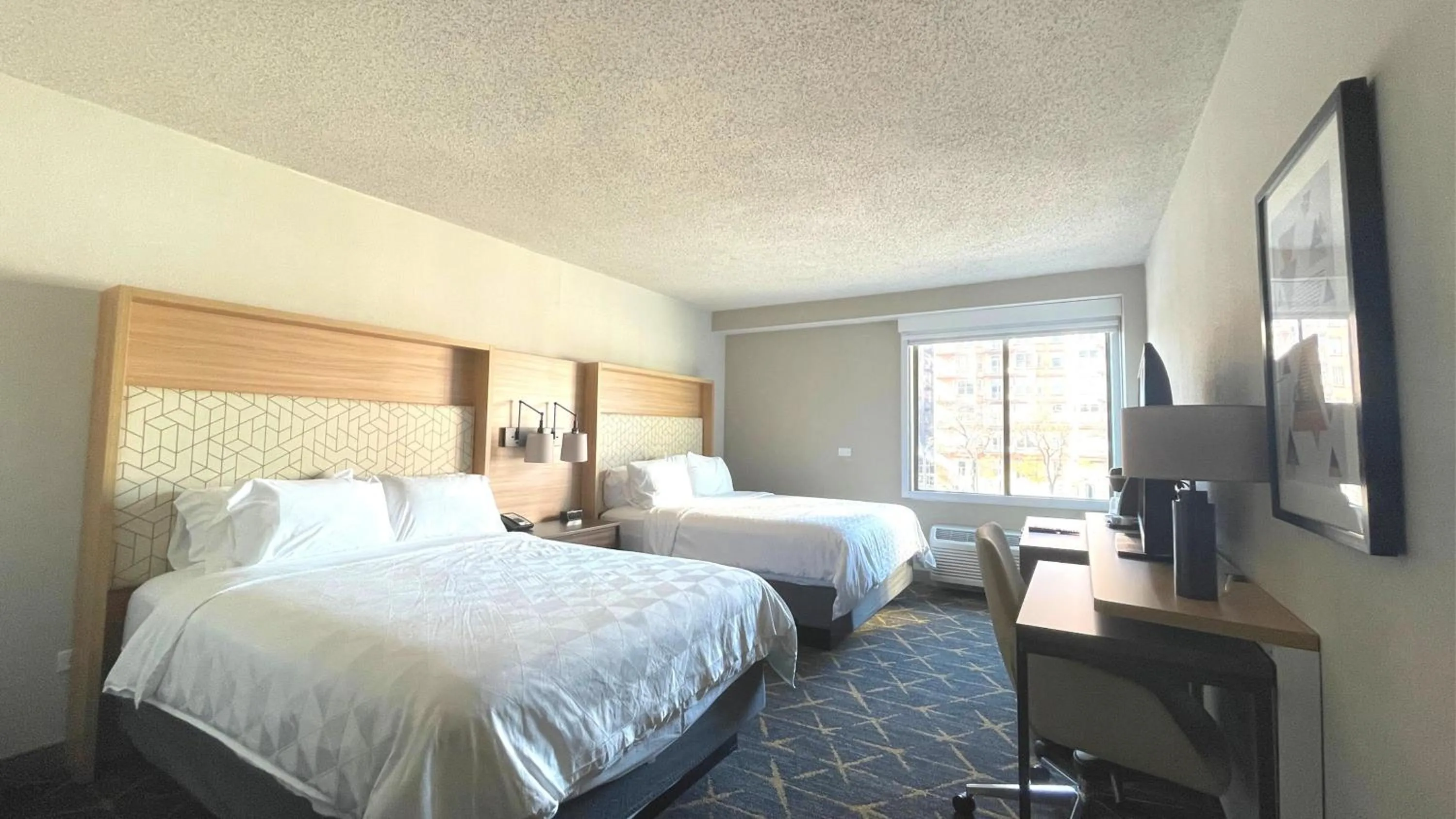 Photo of the whole room, Bed in Holiday Inn Hotel & Suites Chicago - Downtown by IHG