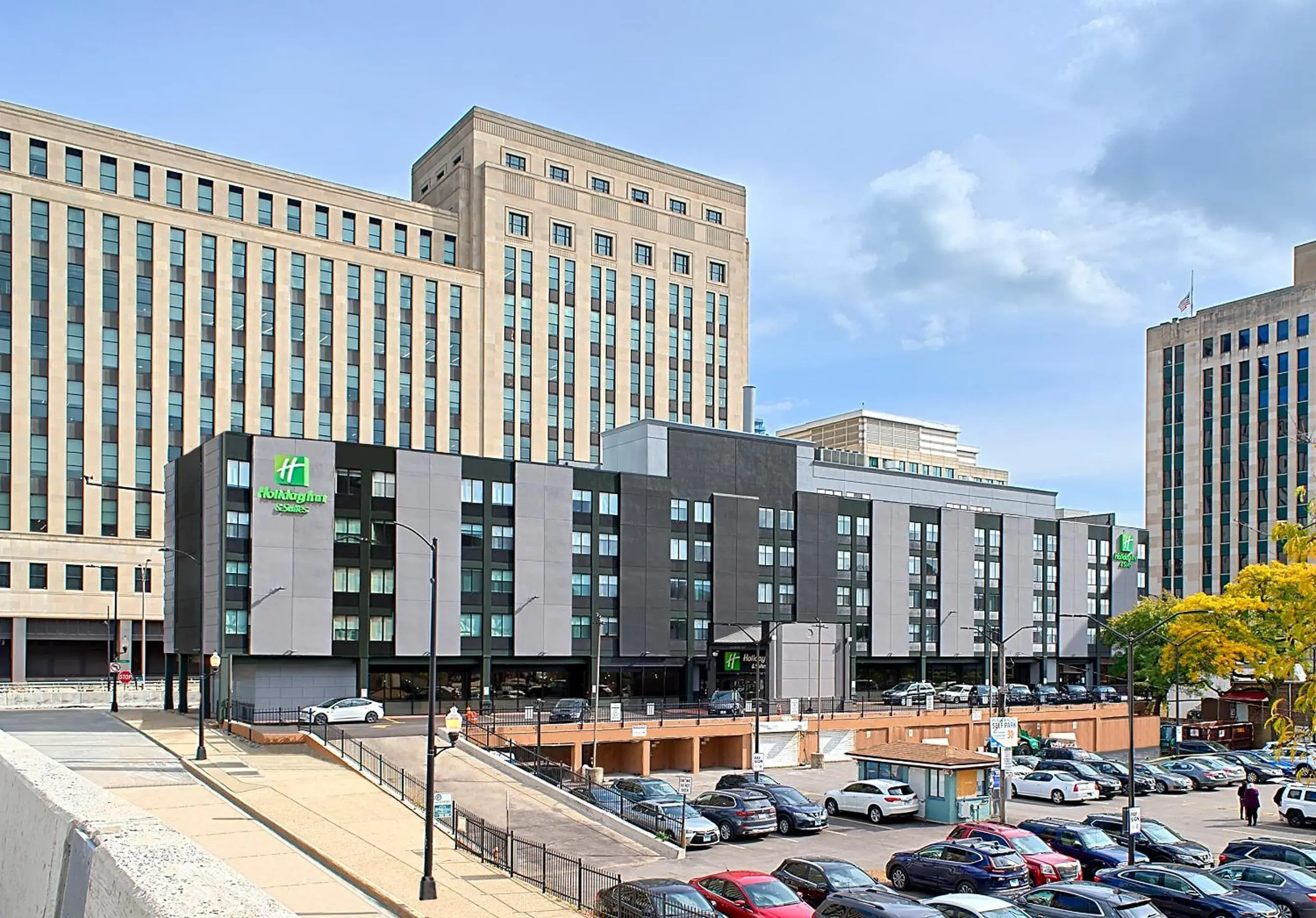 Property building in Holiday Inn Hotel & Suites Chicago - Downtown by IHG Property building in Holiday Inn Hotel & Suites Chicago - Downtown by IHG