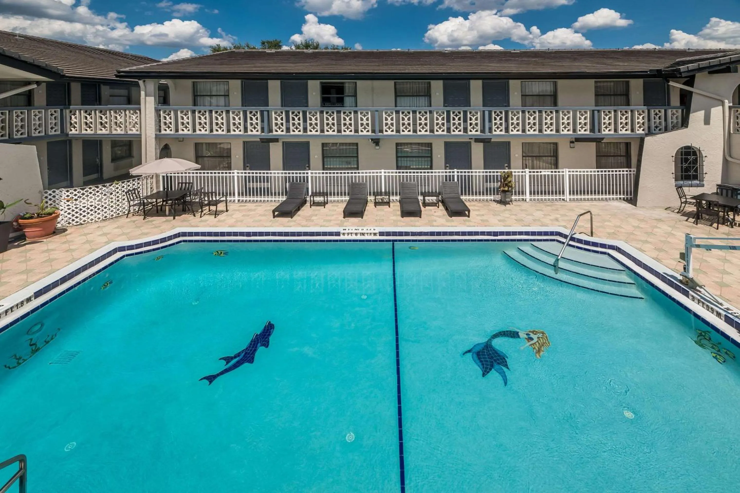 Swimming pool in Quality Inn & Suites Altamonte Springs Orlando-North