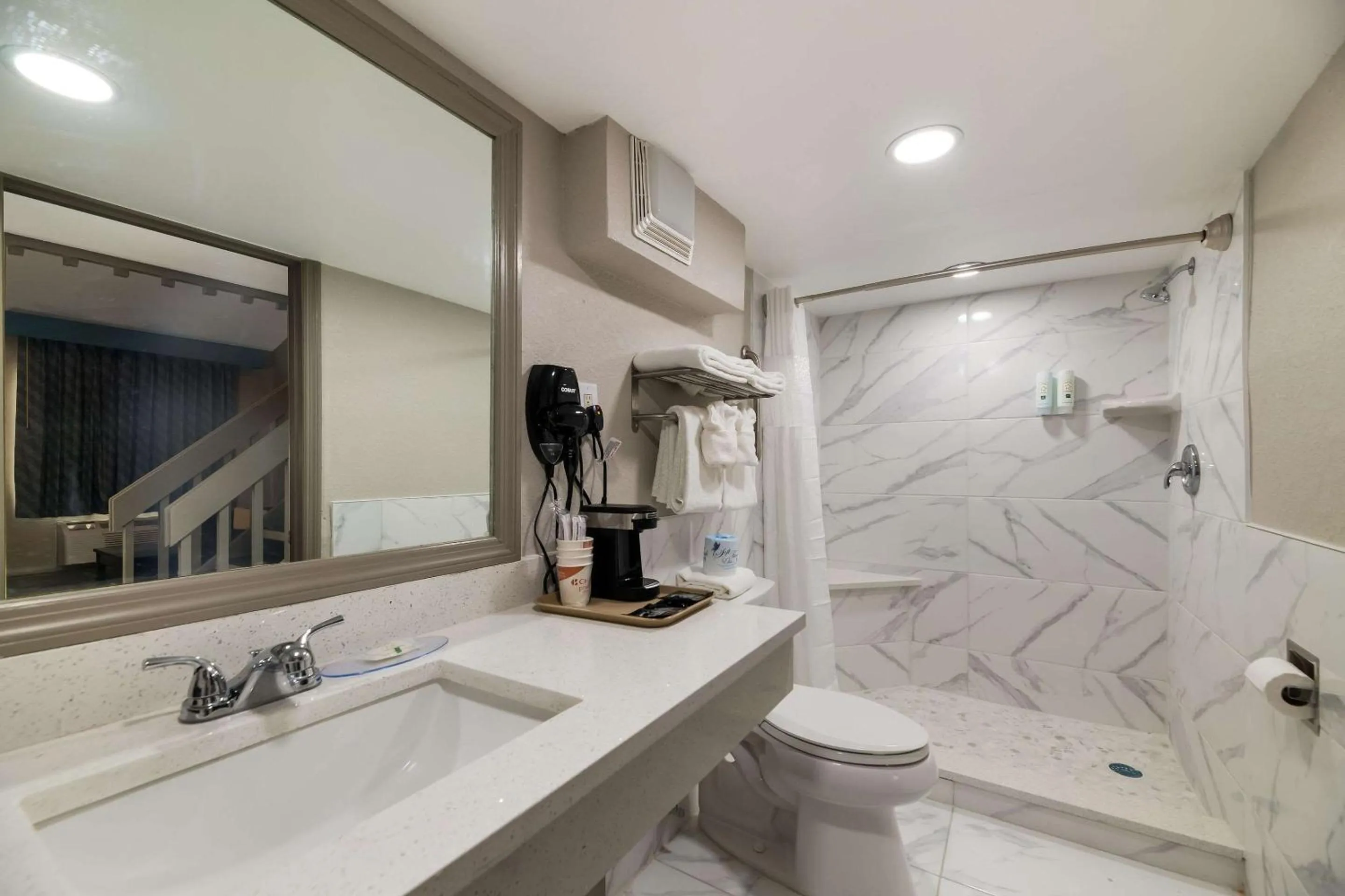 Bedroom in Quality Inn & Suites Altamonte Springs Orlando-North