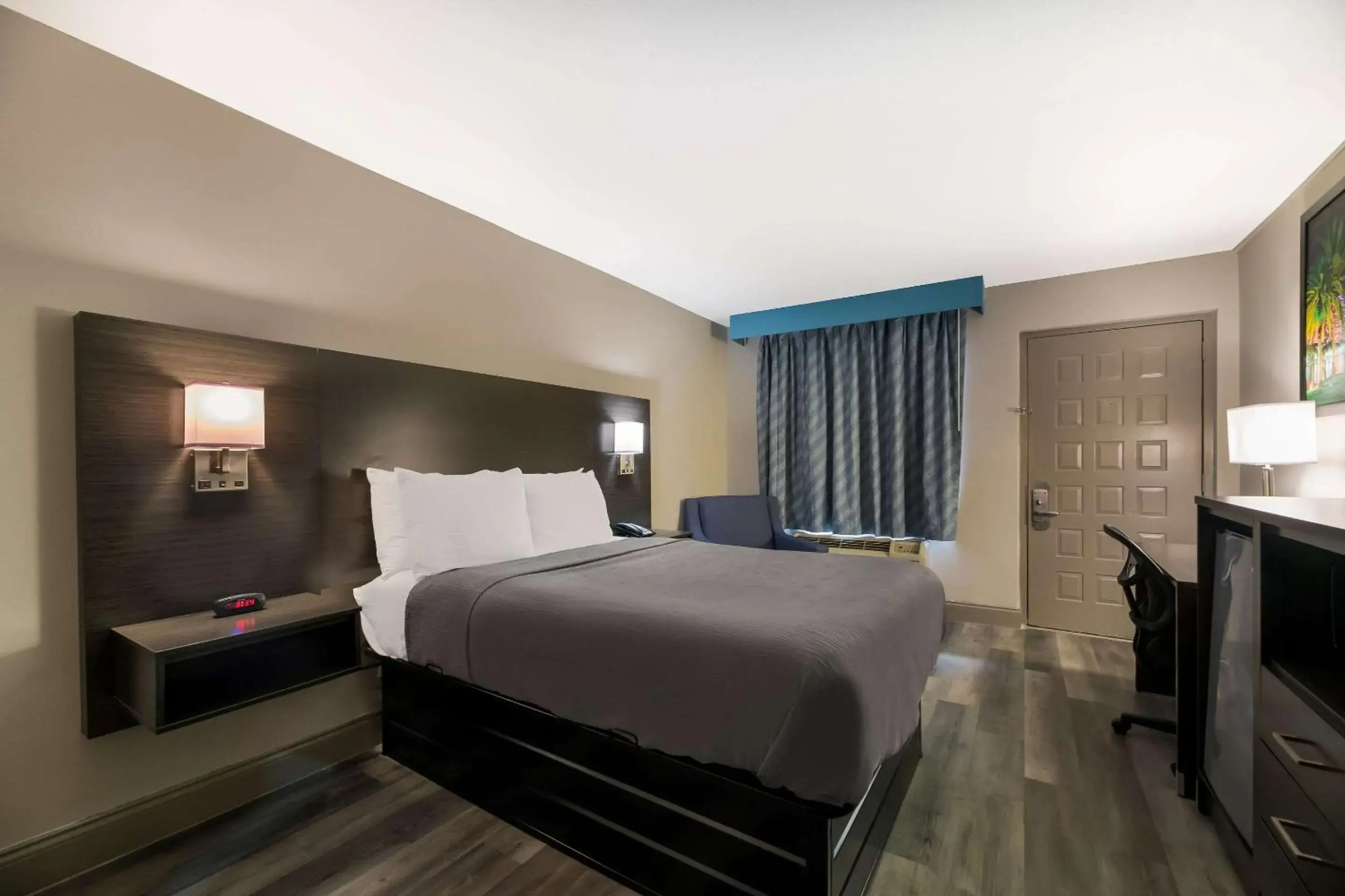 Queen Room with Roll-In Shower - Disability Access/Non Smoking in Quality Inn & Suites Altamonte Springs Orlando-North Queen Room with Roll-In Shower - Disability Access/Non Smoking in Quality Inn & Suites Altamonte Springs Orlando-North