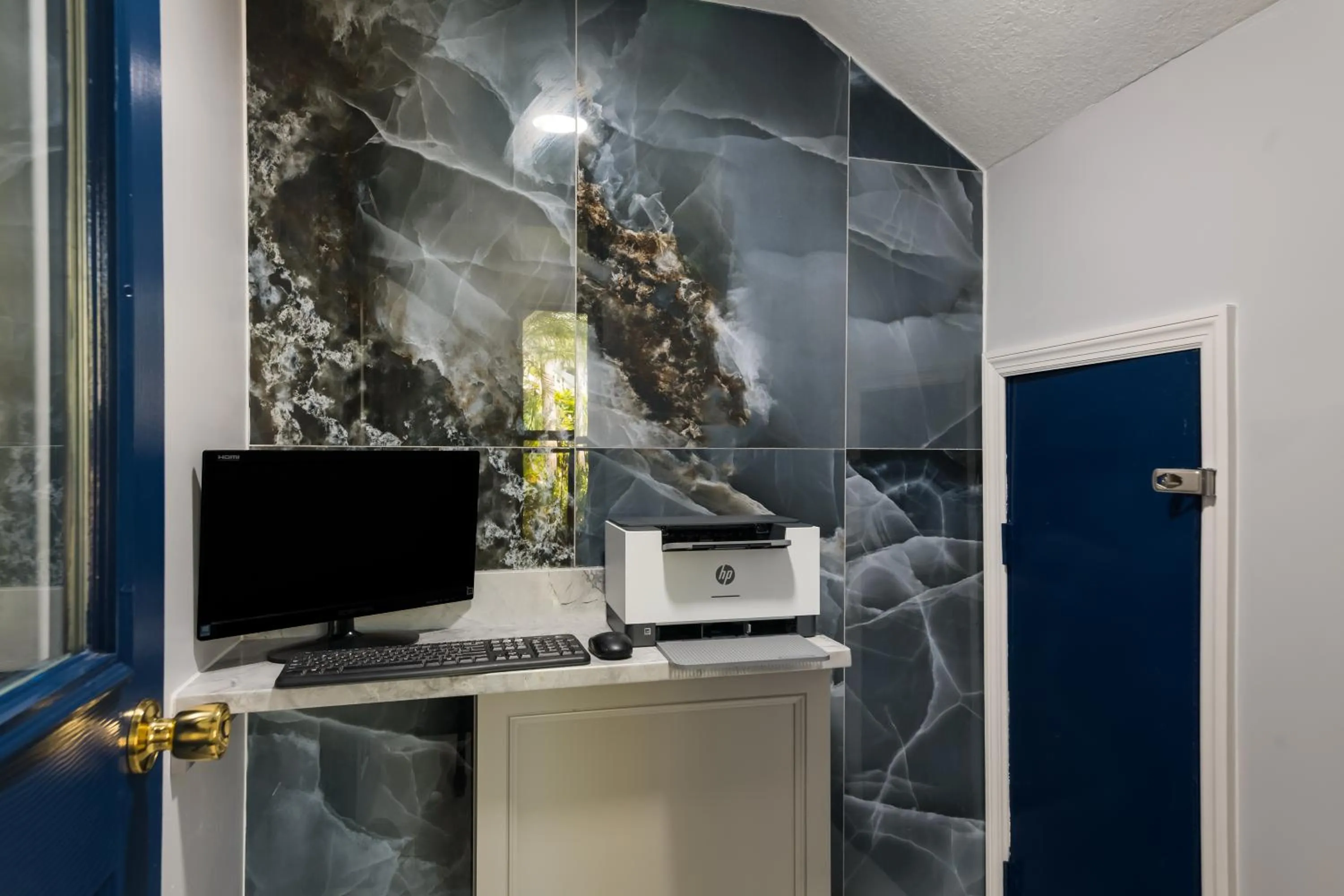 TV and multimedia in Quality Inn & Suites Altamonte Springs Orlando-North