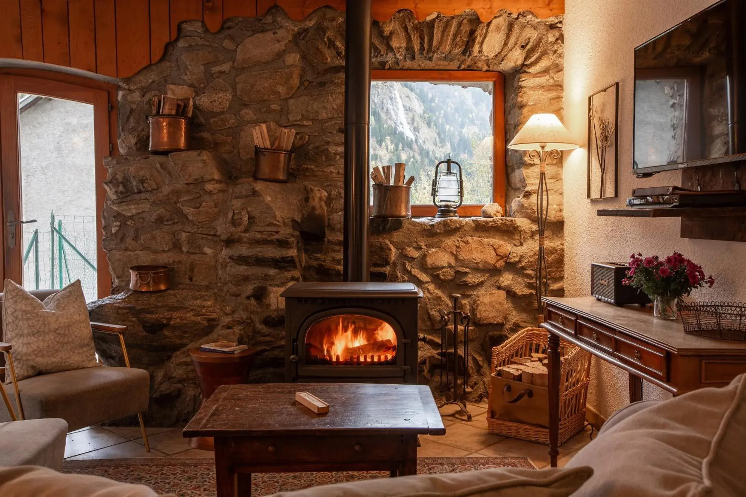 Ski Peak - Chalet Dibona, cosy log fire evenings 200m from the slopes Ski Peak - Chalet Dibona, cosy log fire evenings 200m from the slopes