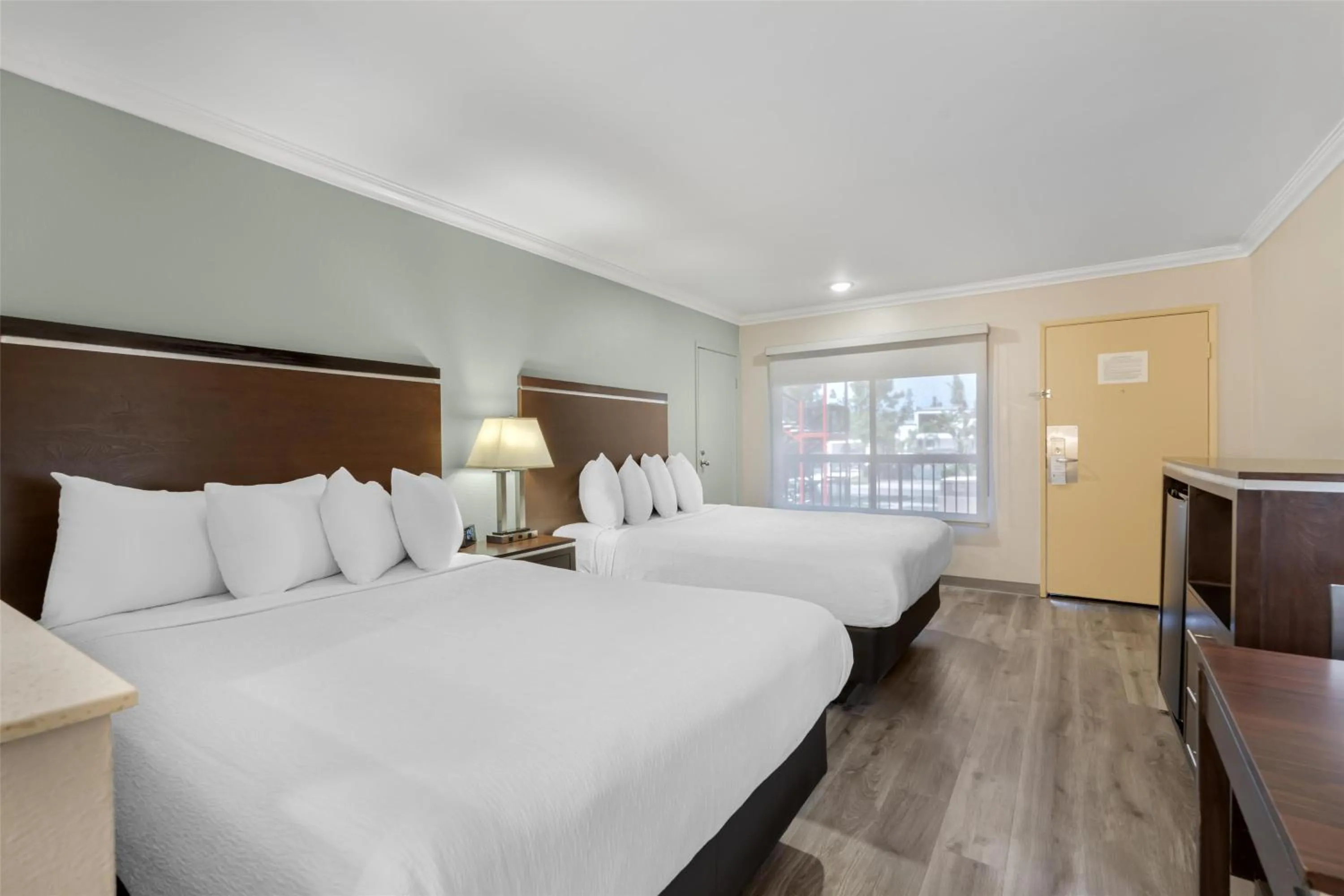 Bedroom, Bed in Best Western Courtesy Inn Hotel - Anaheim Resort at the Park