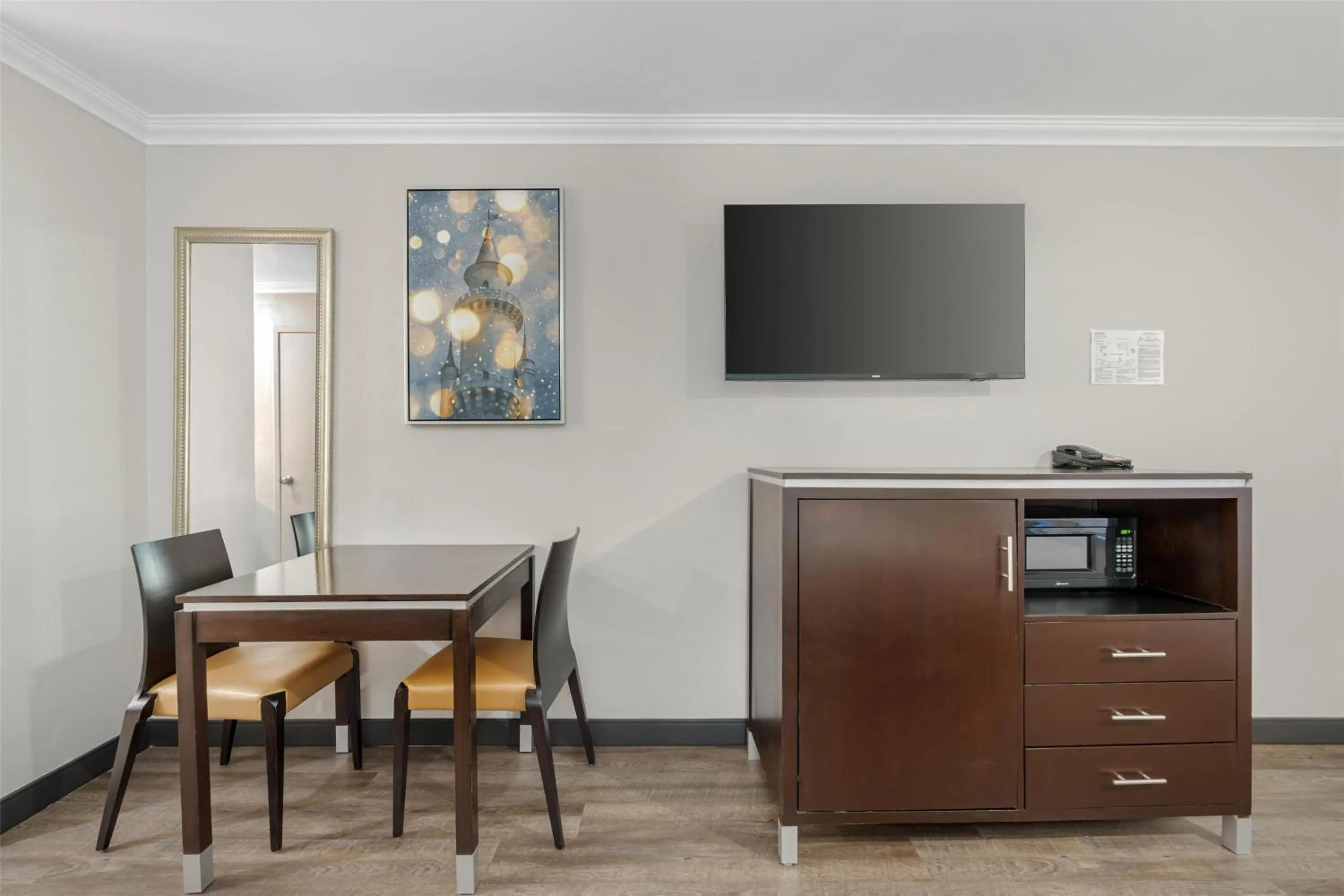 Bedroom in Best Western Courtesy Inn Hotel - Anaheim Resort at the Park