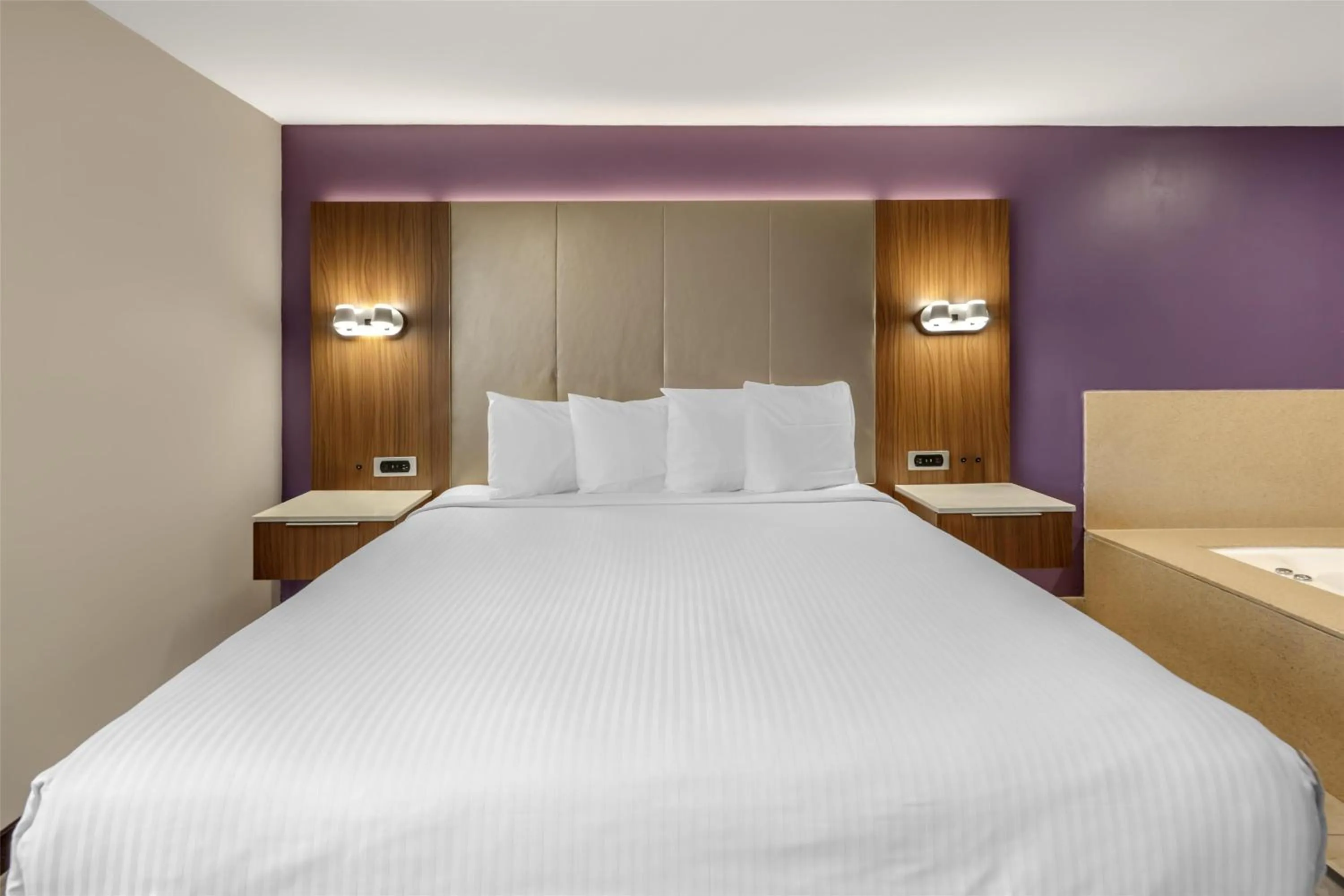 Bedroom, Bed in Best Western Airport Plaza Inn Hotel - Los Angeles LAX