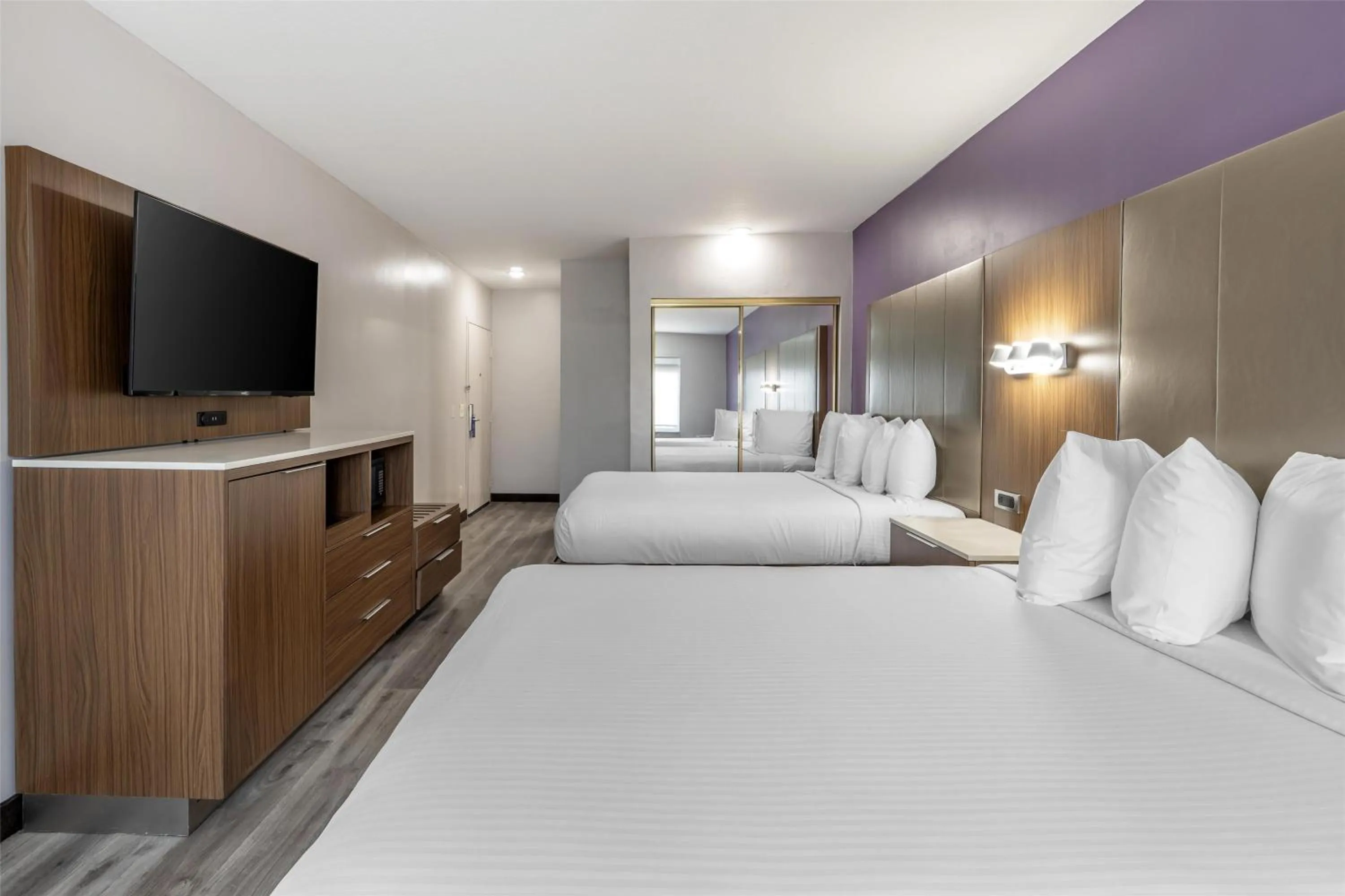 Bedroom, Bed in Best Western Airport Plaza Inn Hotel - Los Angeles LAX