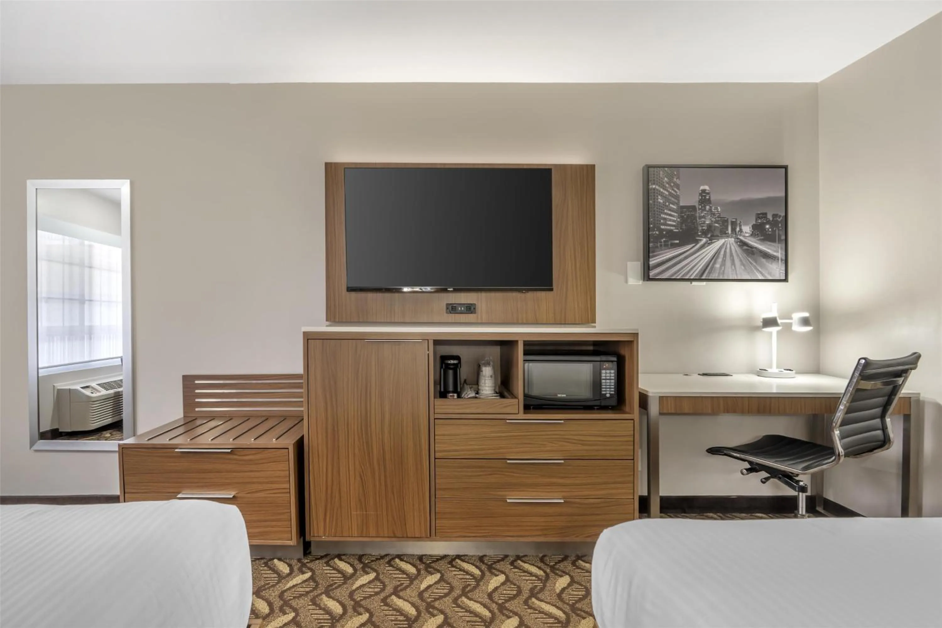 Bedroom, Bed in Best Western Airport Plaza Inn Hotel - Los Angeles LAX