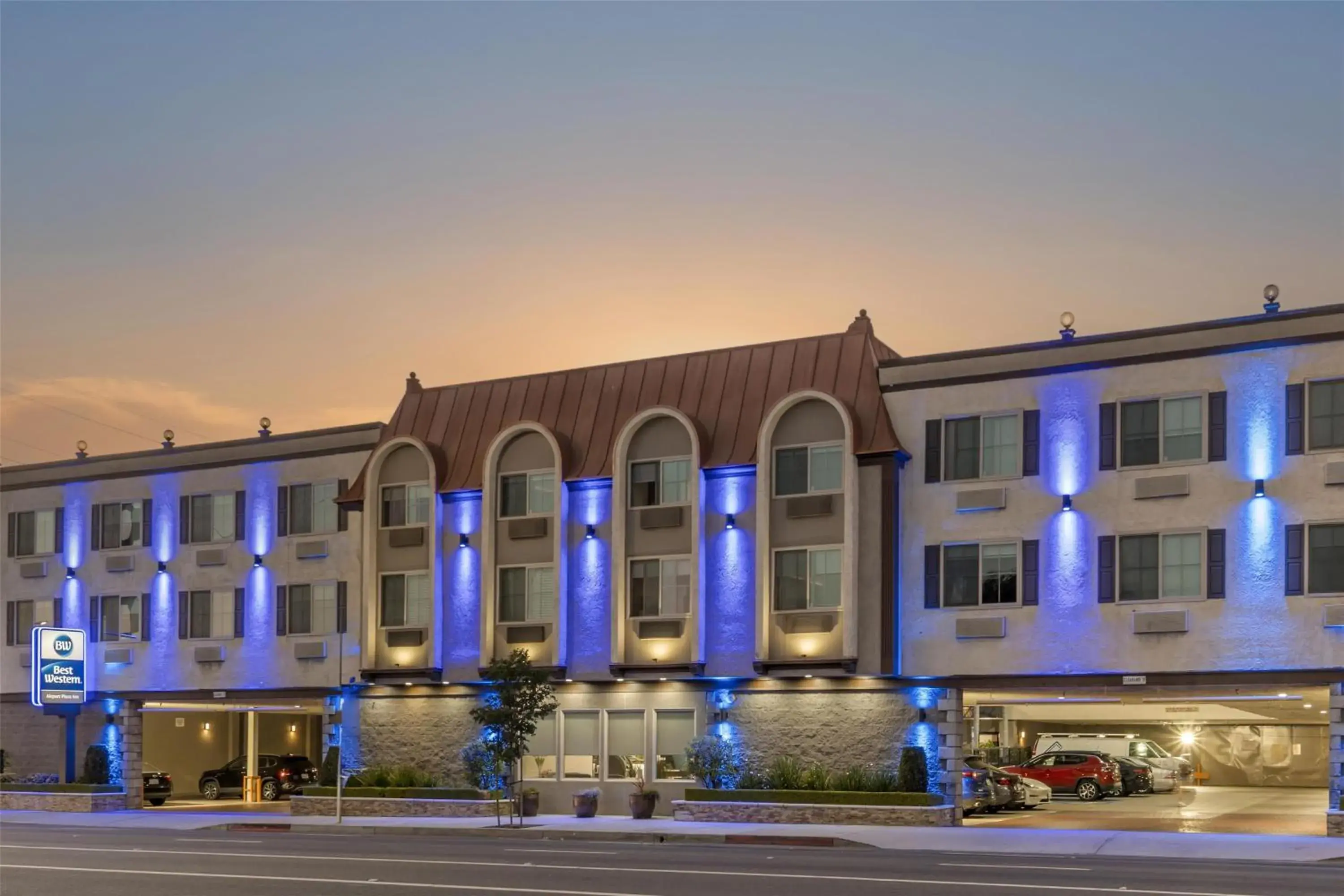 Property building in Best Western Airport Plaza Inn Hotel - Los Angeles LAX Property building in Best Western Airport Plaza Inn Hotel - Los Angeles LAX