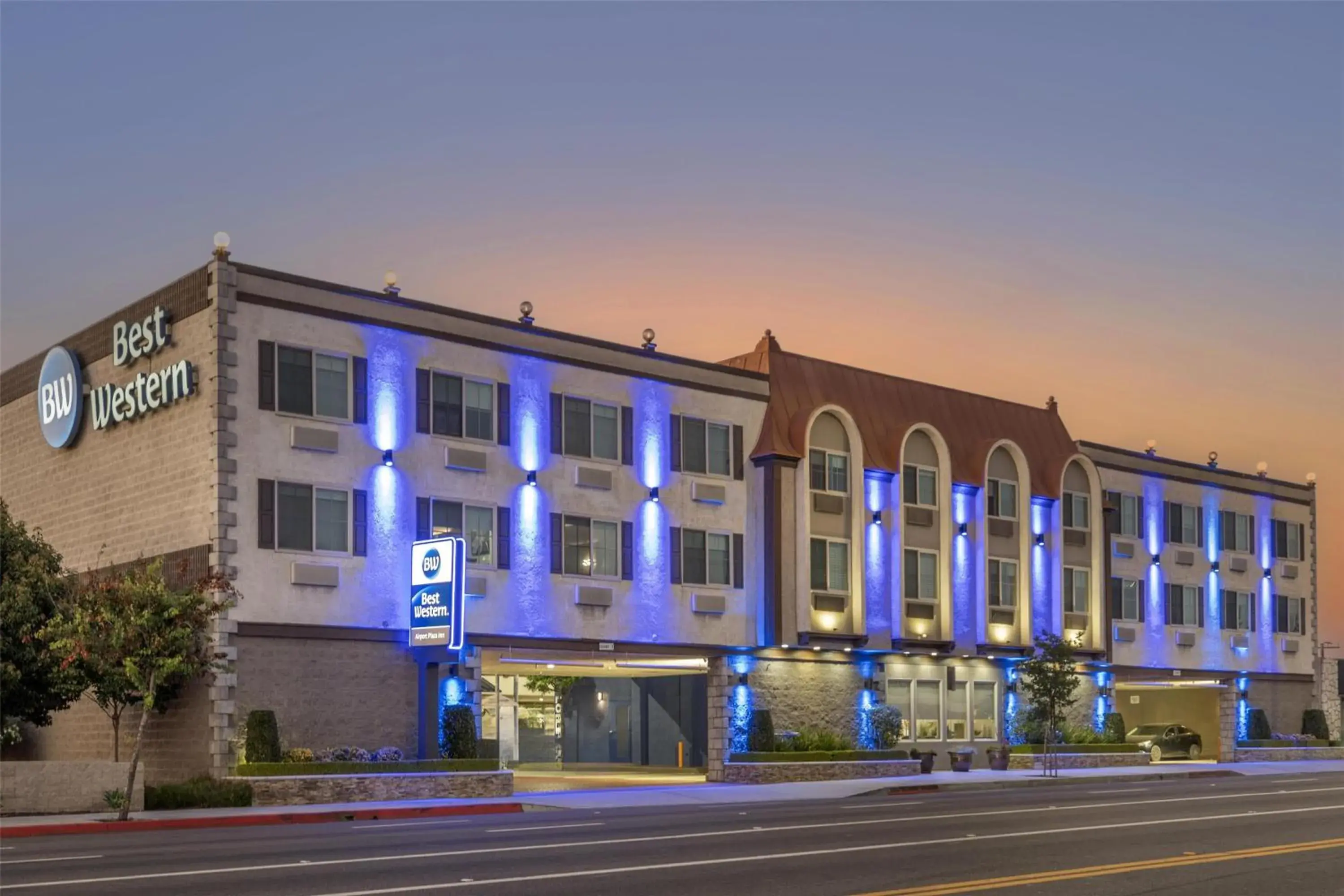 Property building in Best Western Airport Plaza Inn Hotel - Los Angeles LAX Property building in Best Western Airport Plaza Inn Hotel - Los Angeles LAX