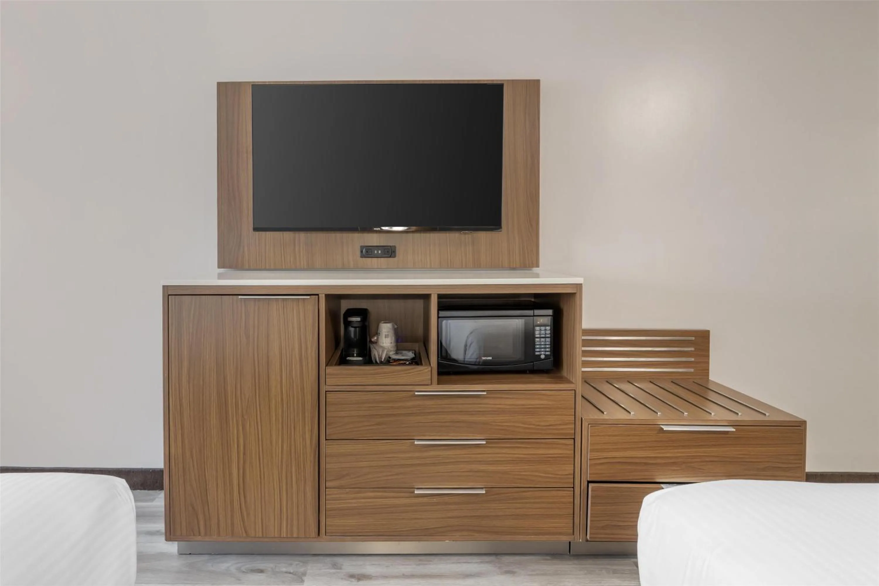 Bedroom, Bed in Best Western Airport Plaza Inn Hotel - Los Angeles LAX