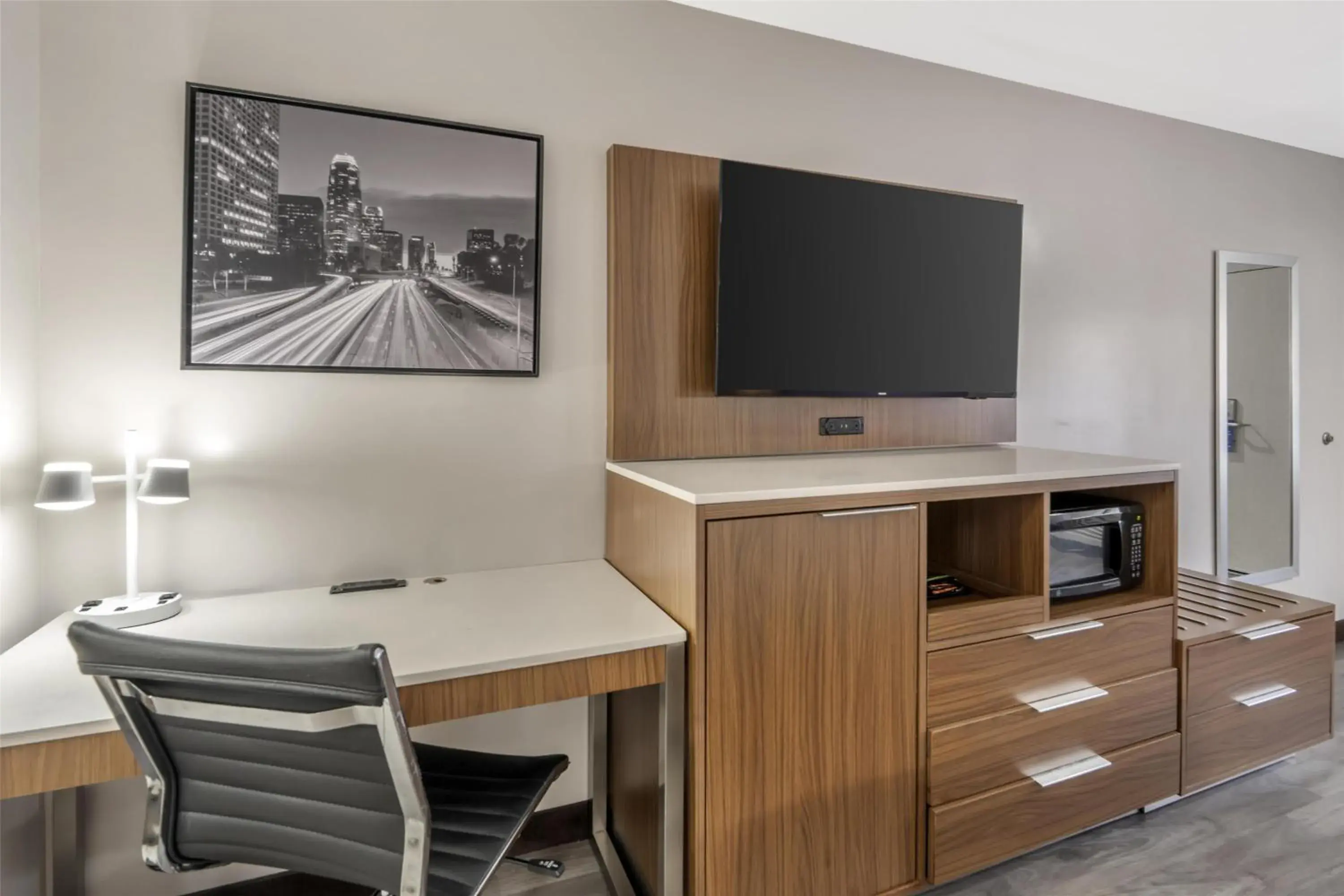 Bedroom in Best Western Airport Plaza Inn Hotel - Los Angeles LAX Bedroom in Best Western Airport Plaza Inn Hotel - Los Angeles LAX