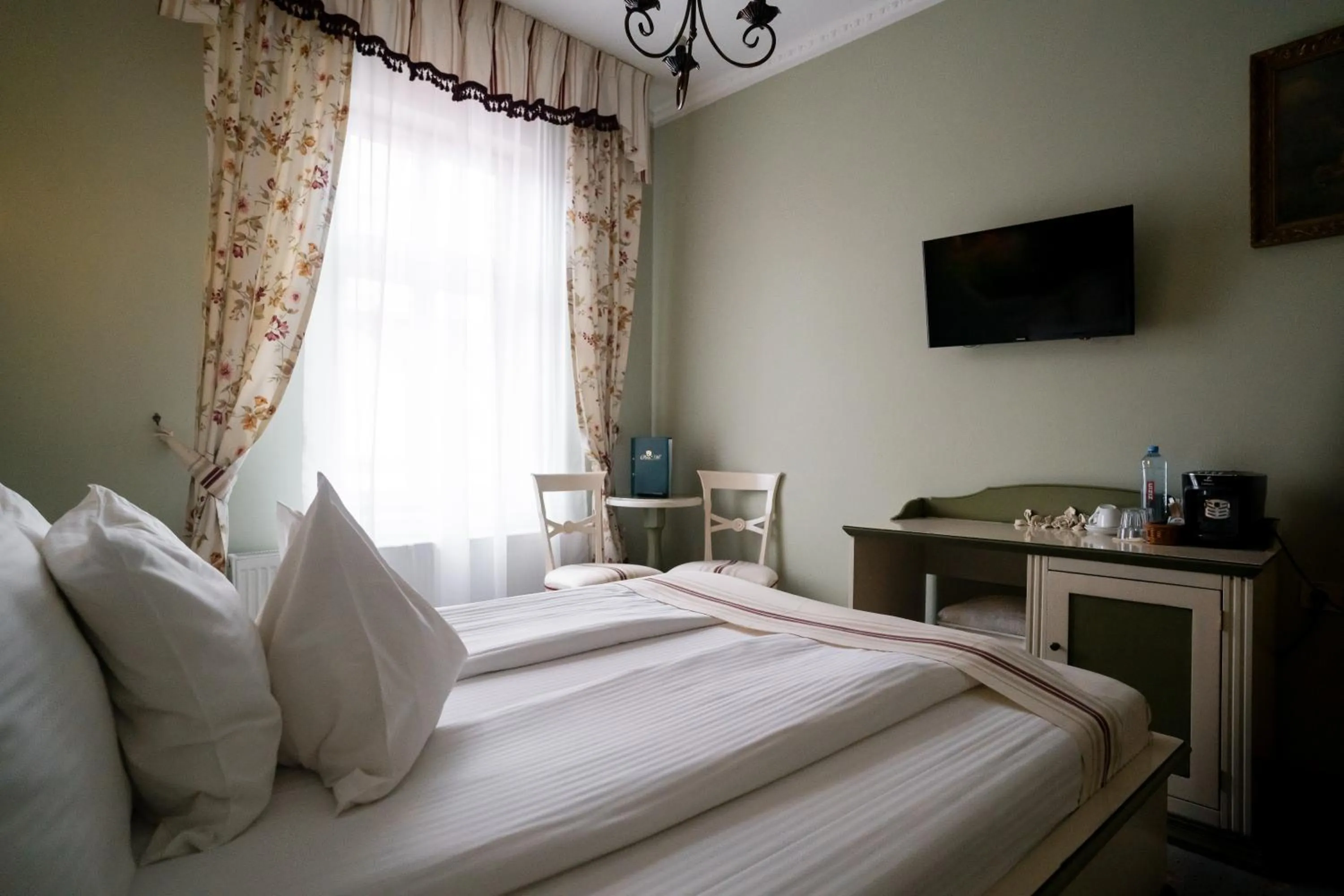 Photo of the whole room, Bed in Rosen Villa Sibiu