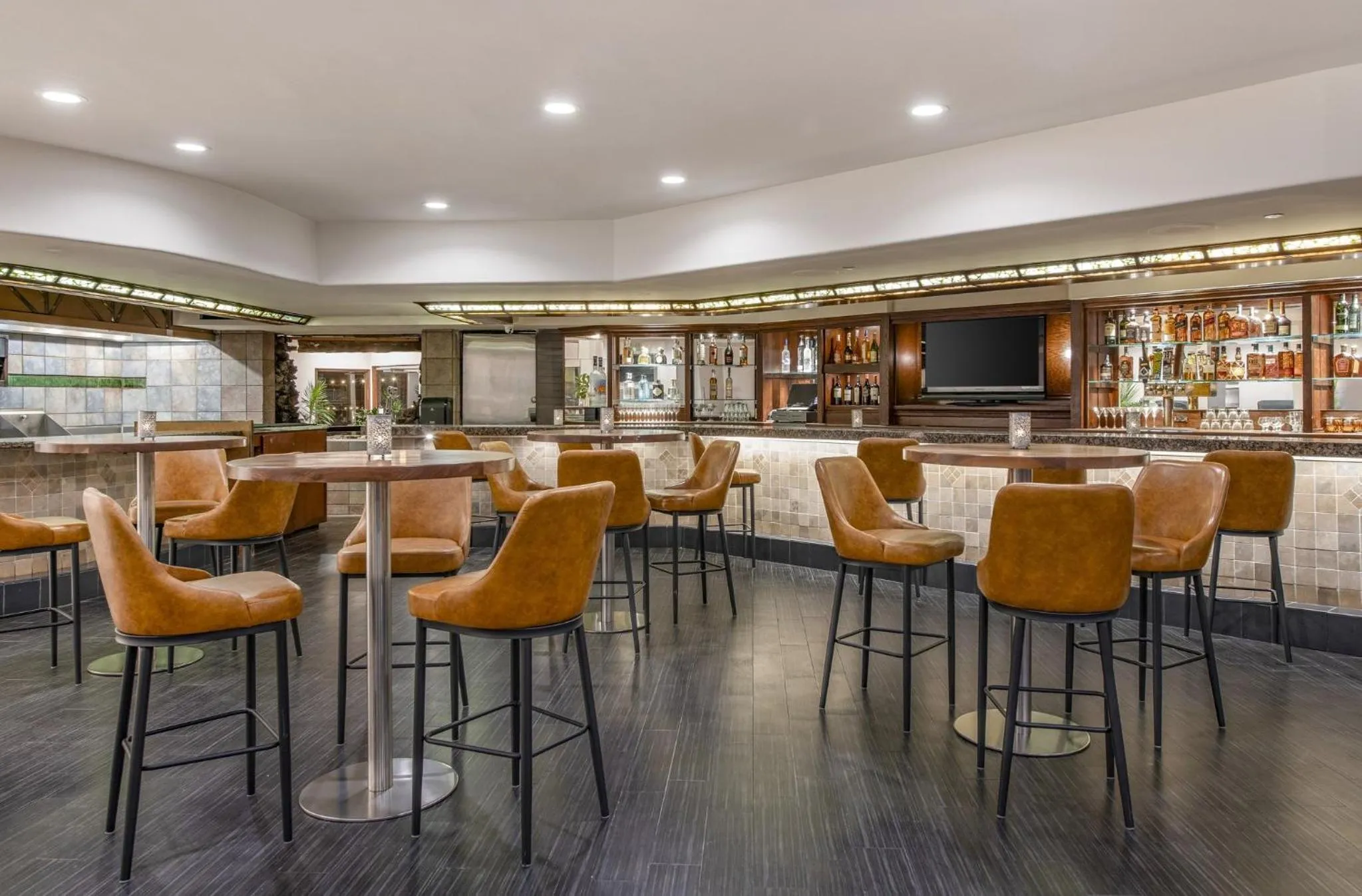 Lounge or bar in Crowne Plaza San Diego - Mission Valley by IHG