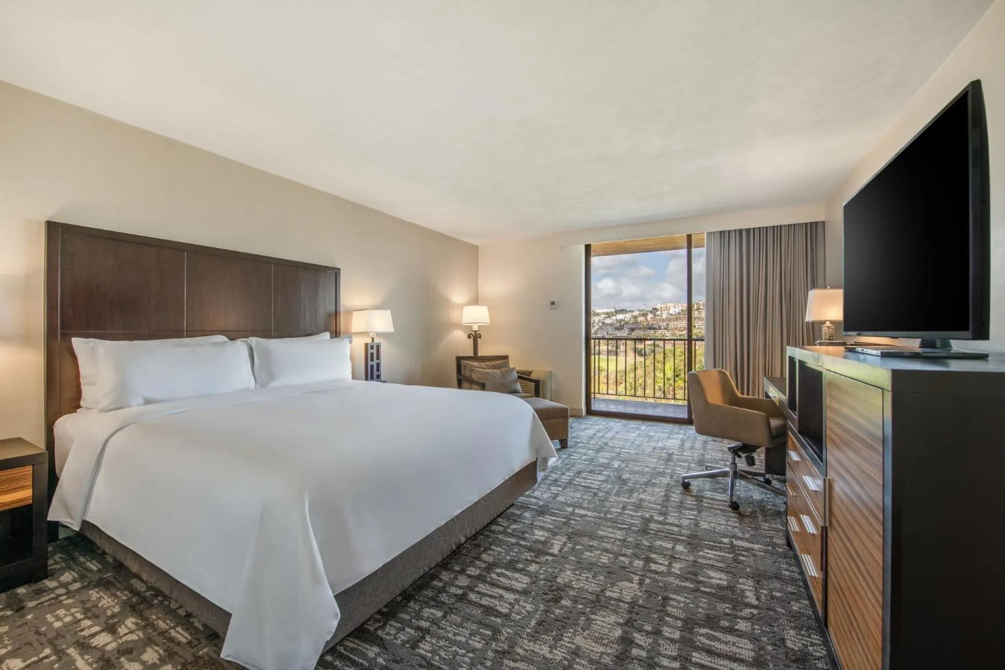 Photo of the whole room, Bed in Crowne Plaza San Diego - Mission Valley by IHG