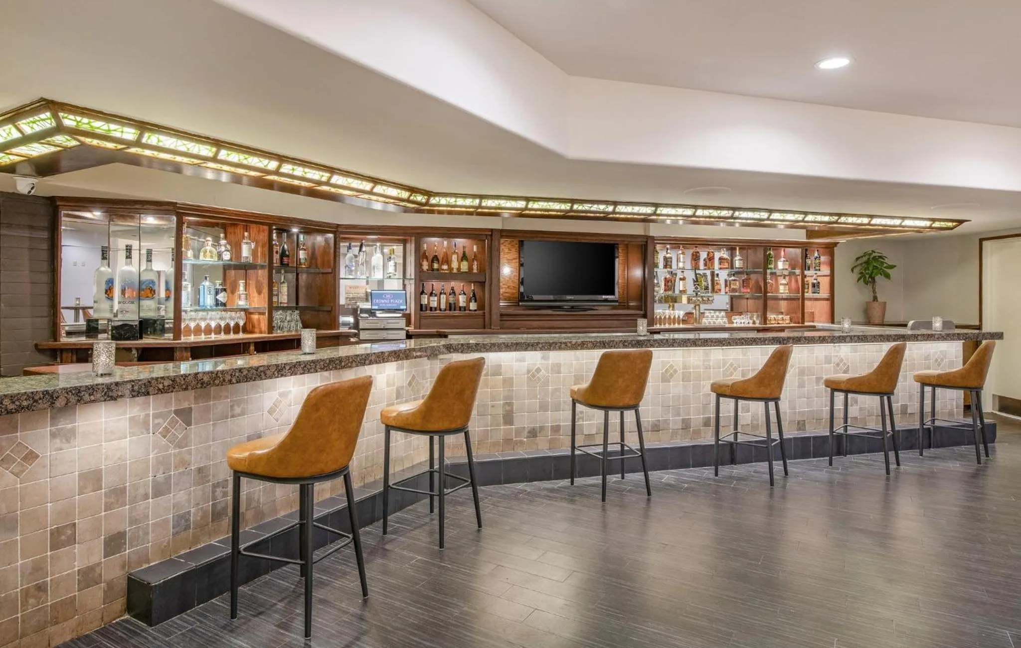 Lounge or bar in Crowne Plaza San Diego - Mission Valley by IHG