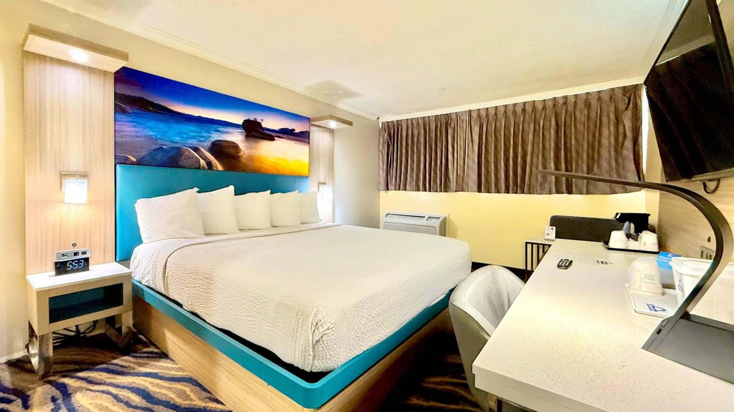 Bed in Days Inn by Wyndham Los Angeles LAX Airport Stadium Area