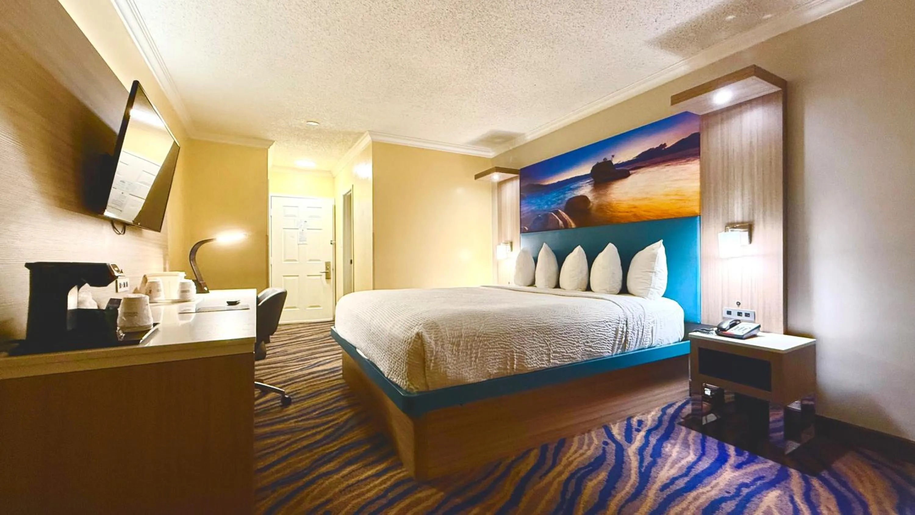 Bed in Days Inn by Wyndham Los Angeles LAX Airport Stadium Area