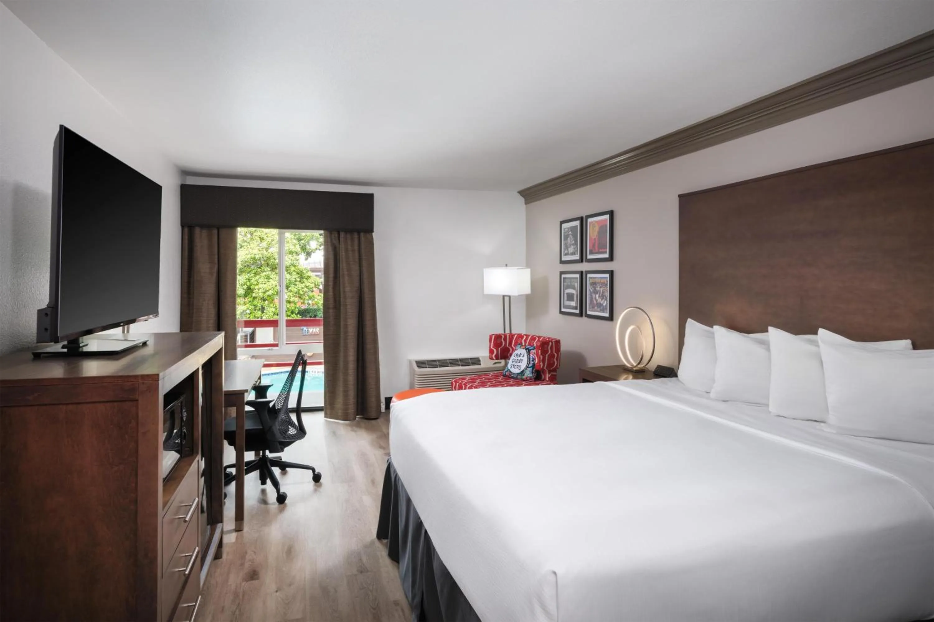 Bedroom, Bed in Aiden Austin City Hotel