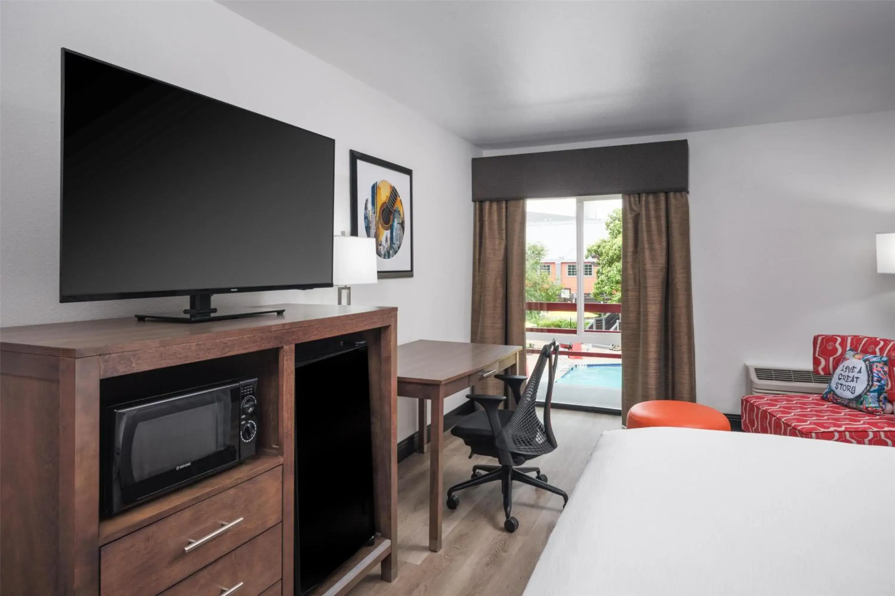 King Room with Courtyard View in Aiden Austin City Hotel King Room with Courtyard View in Aiden Austin City Hotel