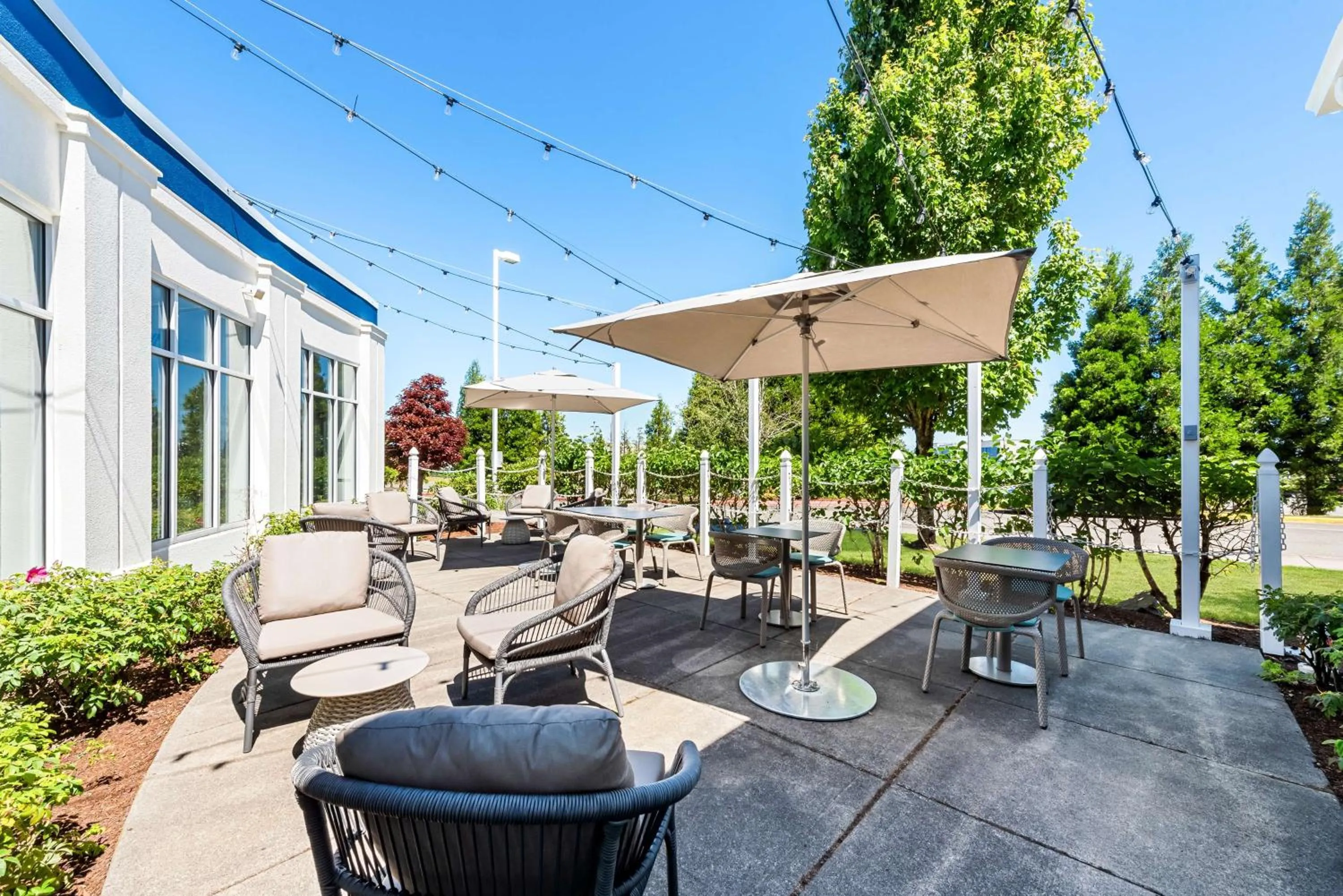 Patio in Hilton Garden Inn Seattle North/Everett