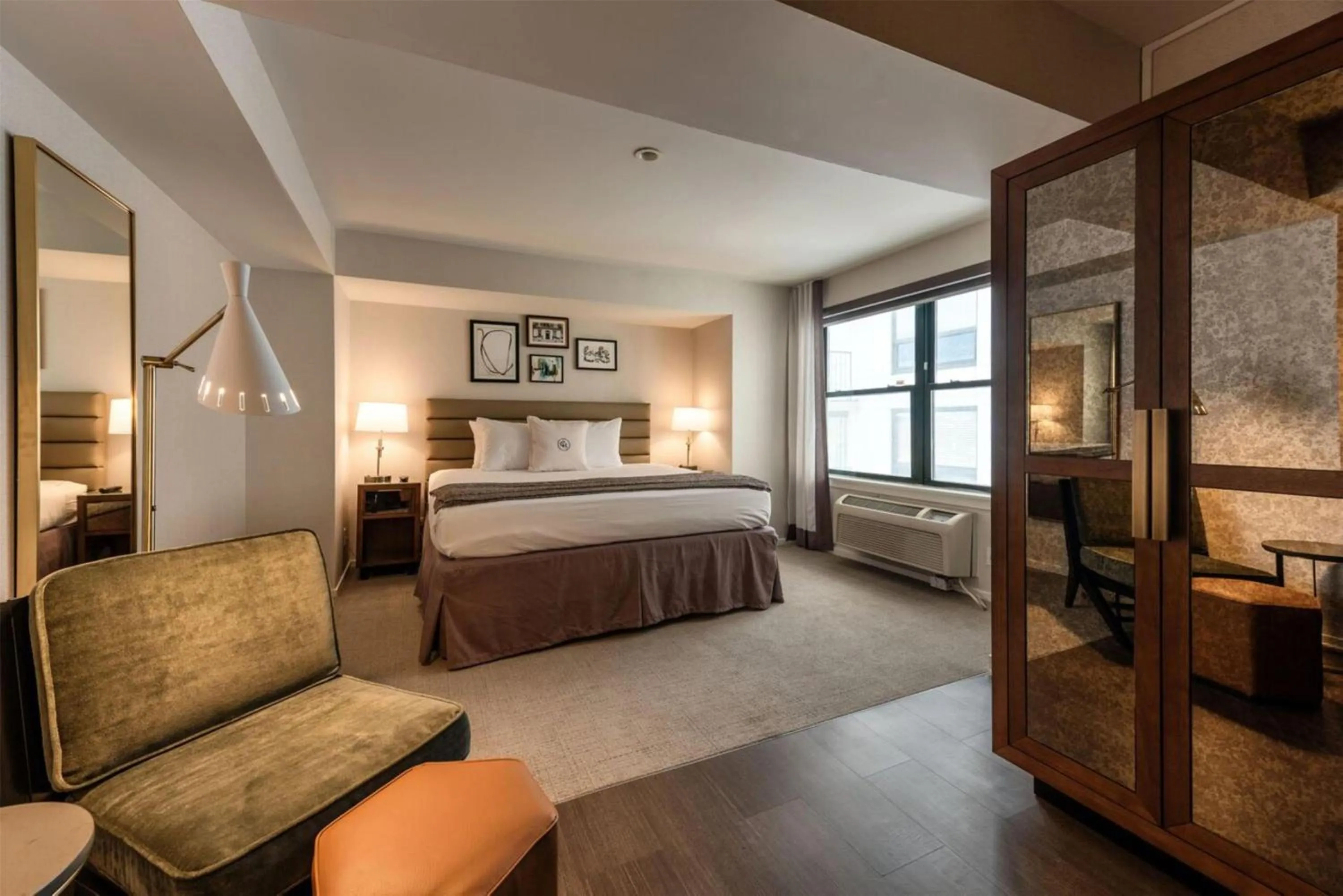 Photo of the whole room, Bed in Claridge House Chicago, Tapestry Collection by Hilton