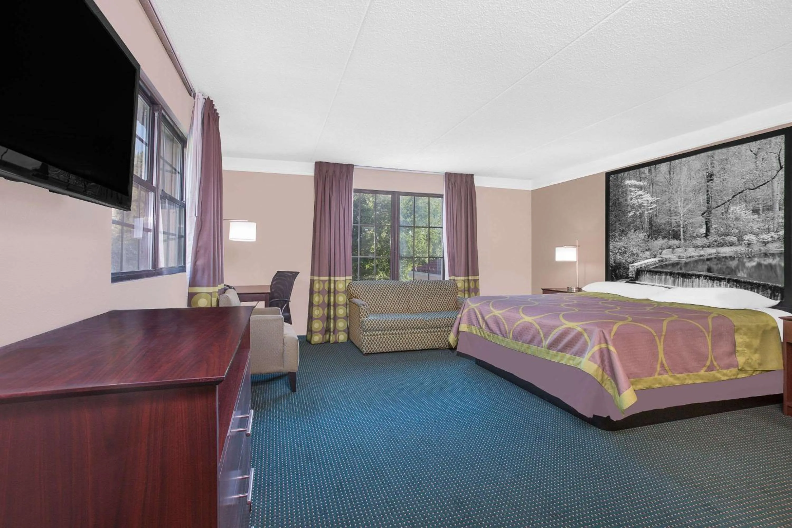 Photo of the whole room, Bed in Super 8 by Wyndham Austell/Six Flags