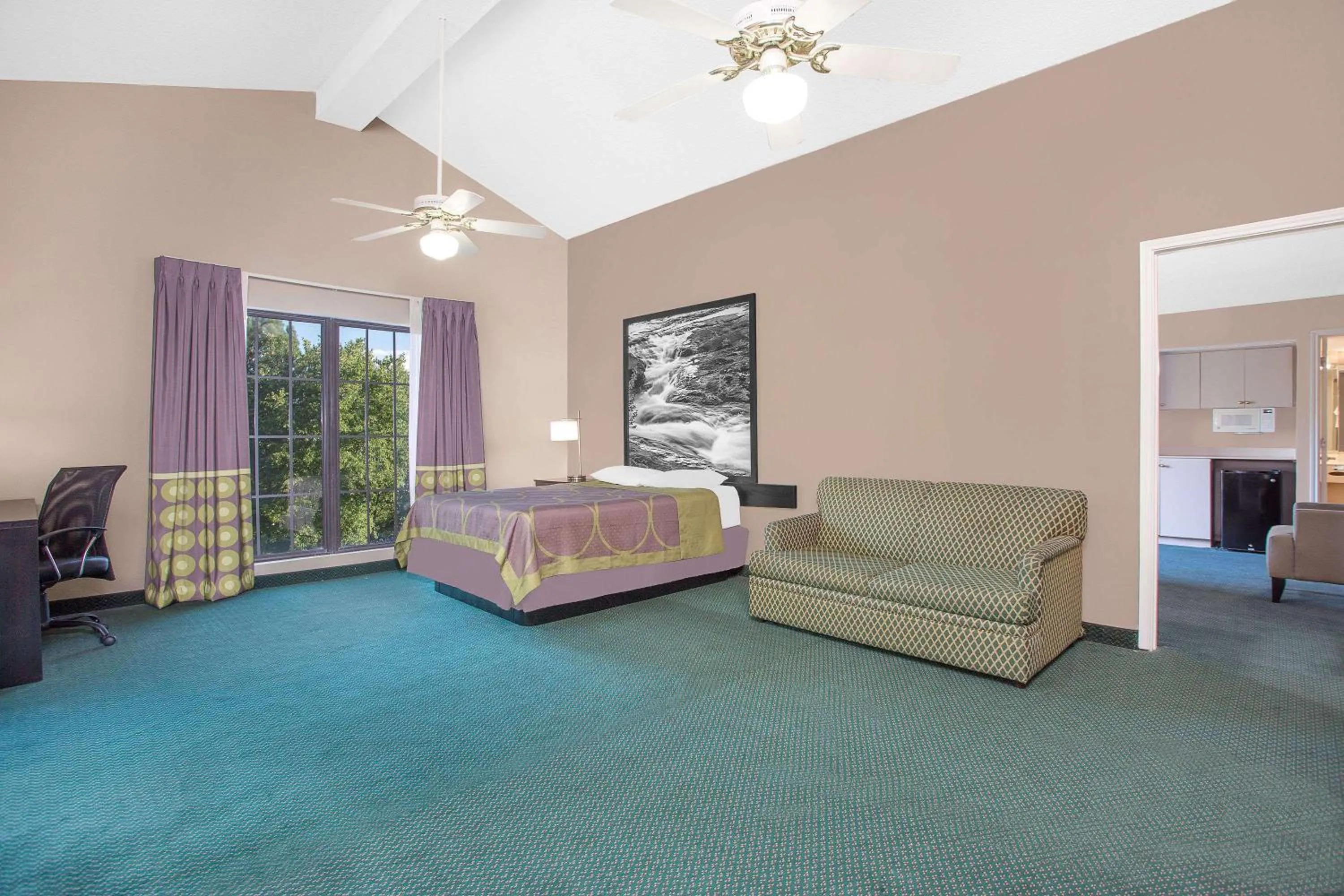 Photo of the whole room in Super 8 by Wyndham Austell/Six Flags