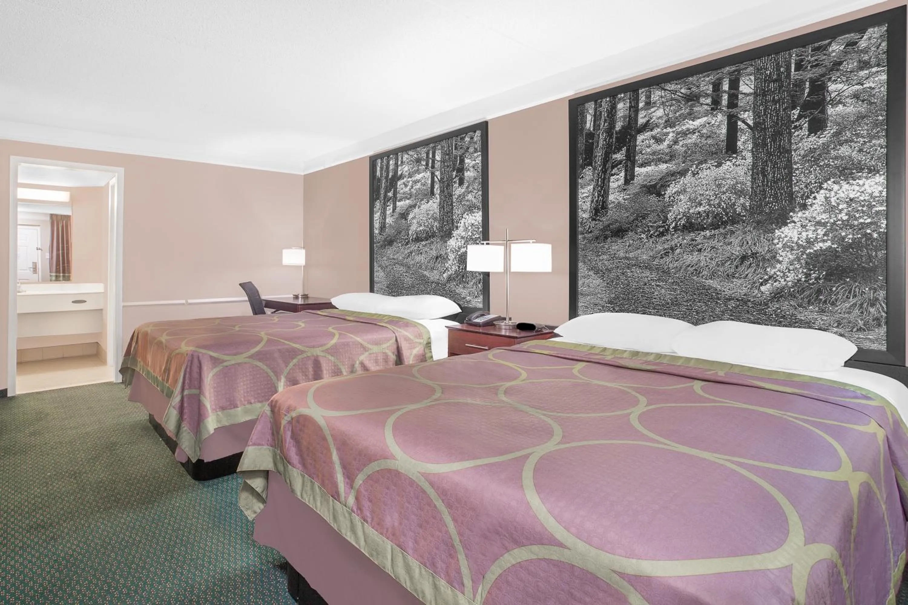 Bedroom, Bed in Super 8 by Wyndham Austell/Six Flags