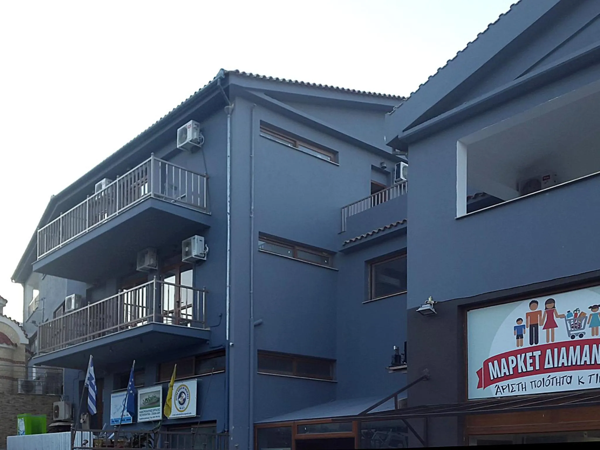 Facade/entrance in PINEAPPLE Skiathos