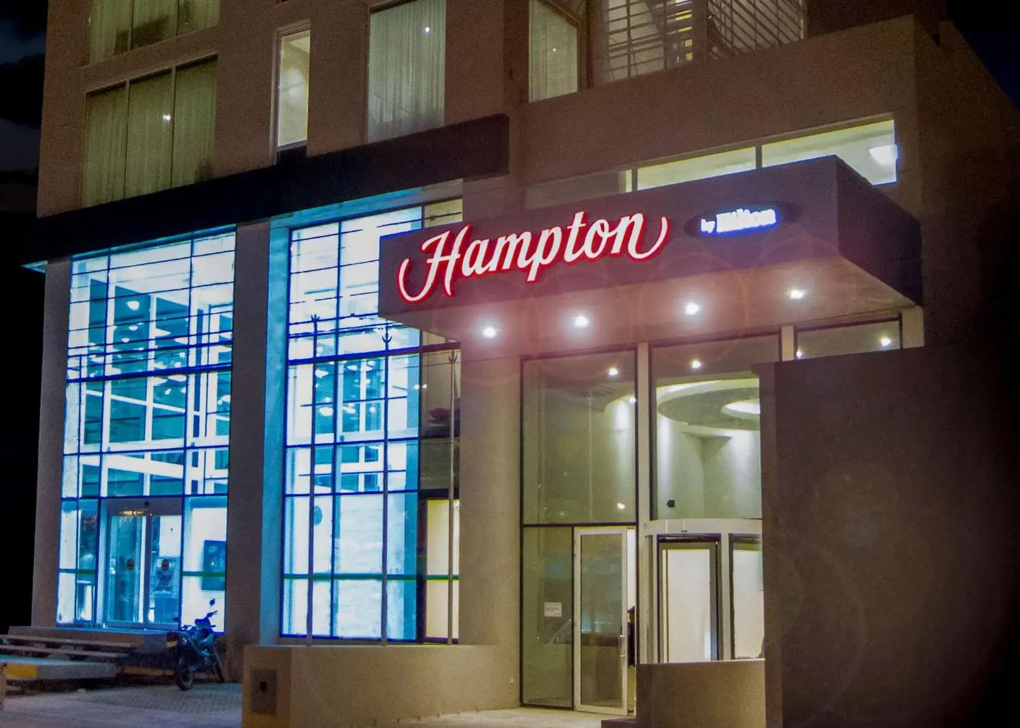 Property building in Hampton by Hilton Santa Cruz Property building in Hampton by Hilton Santa Cruz