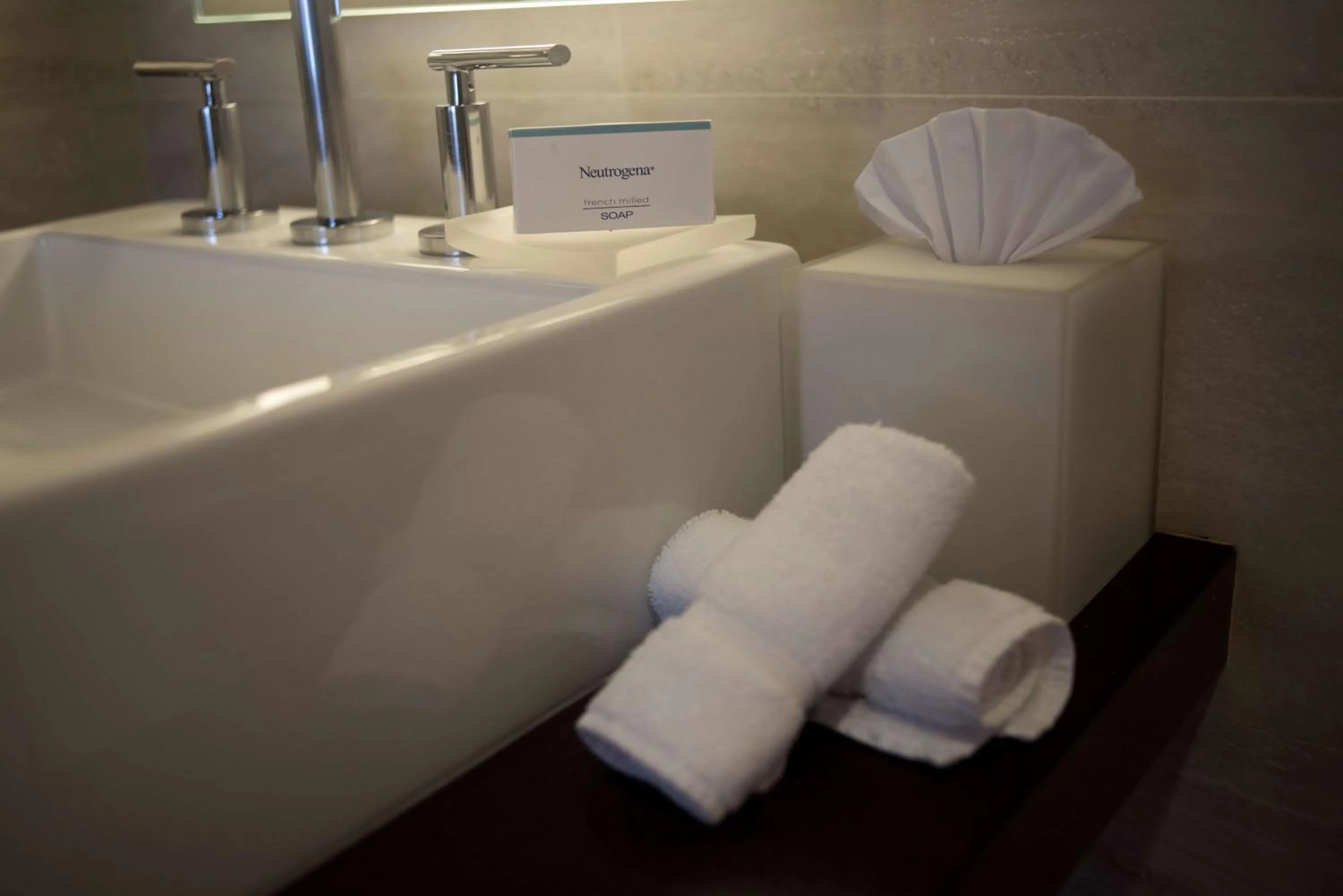 Bathroom in Hampton by Hilton Santa Cruz