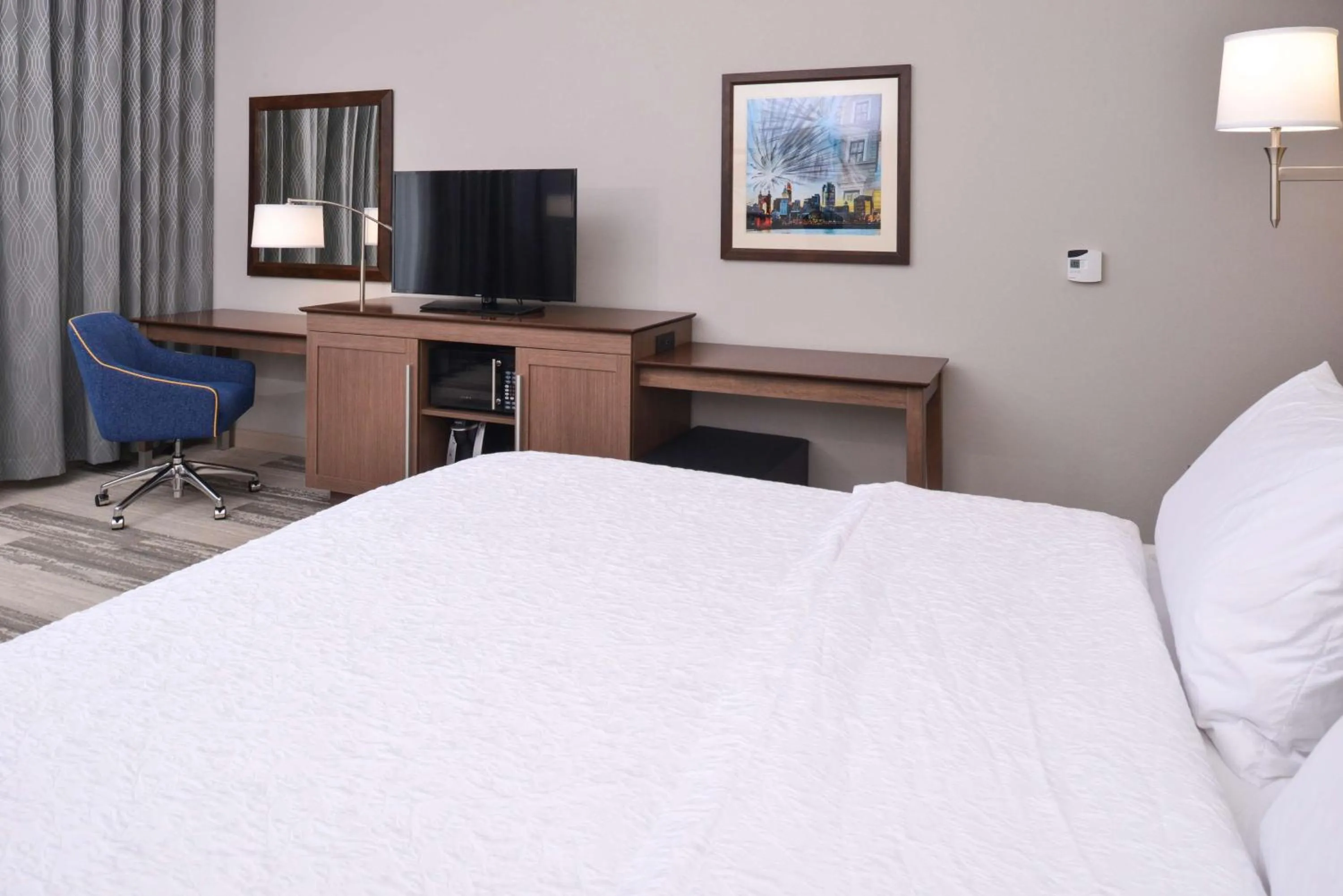 Bed in Hampton Inn & Suites Cincinnati-Mason, Ohio