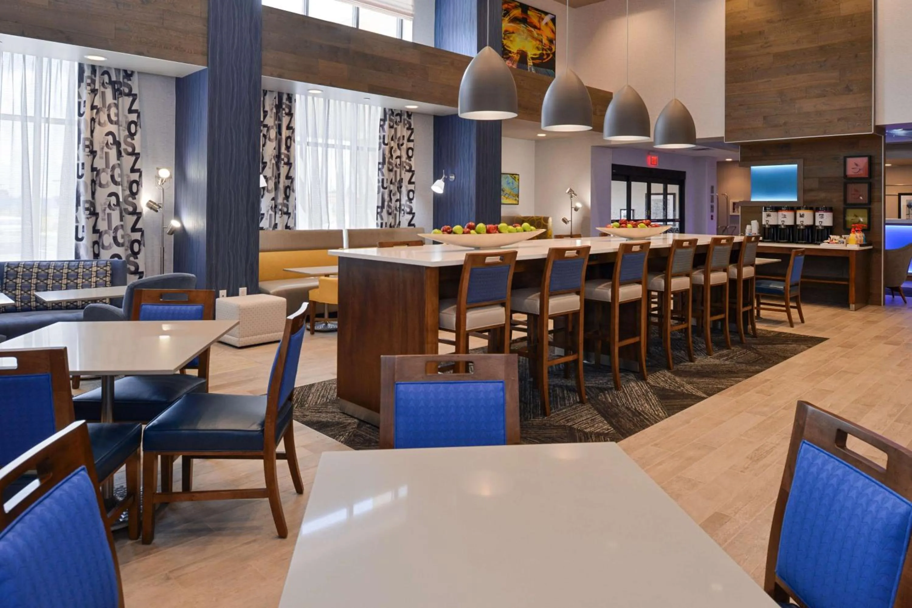 Dining area in Hampton Inn & Suites Cincinnati-Mason, Ohio
