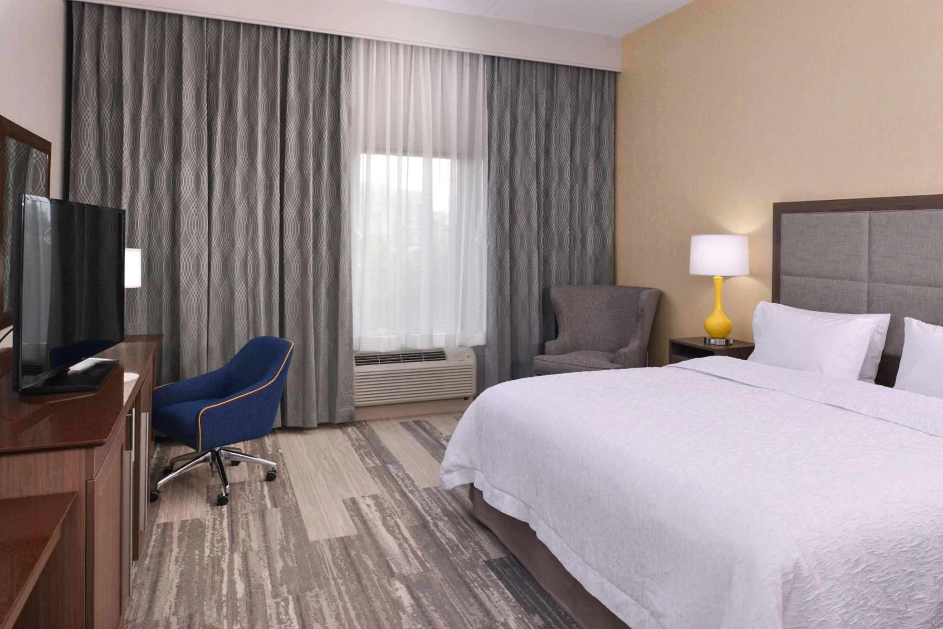 Bed in Hampton Inn & Suites Cincinnati-Mason, Ohio