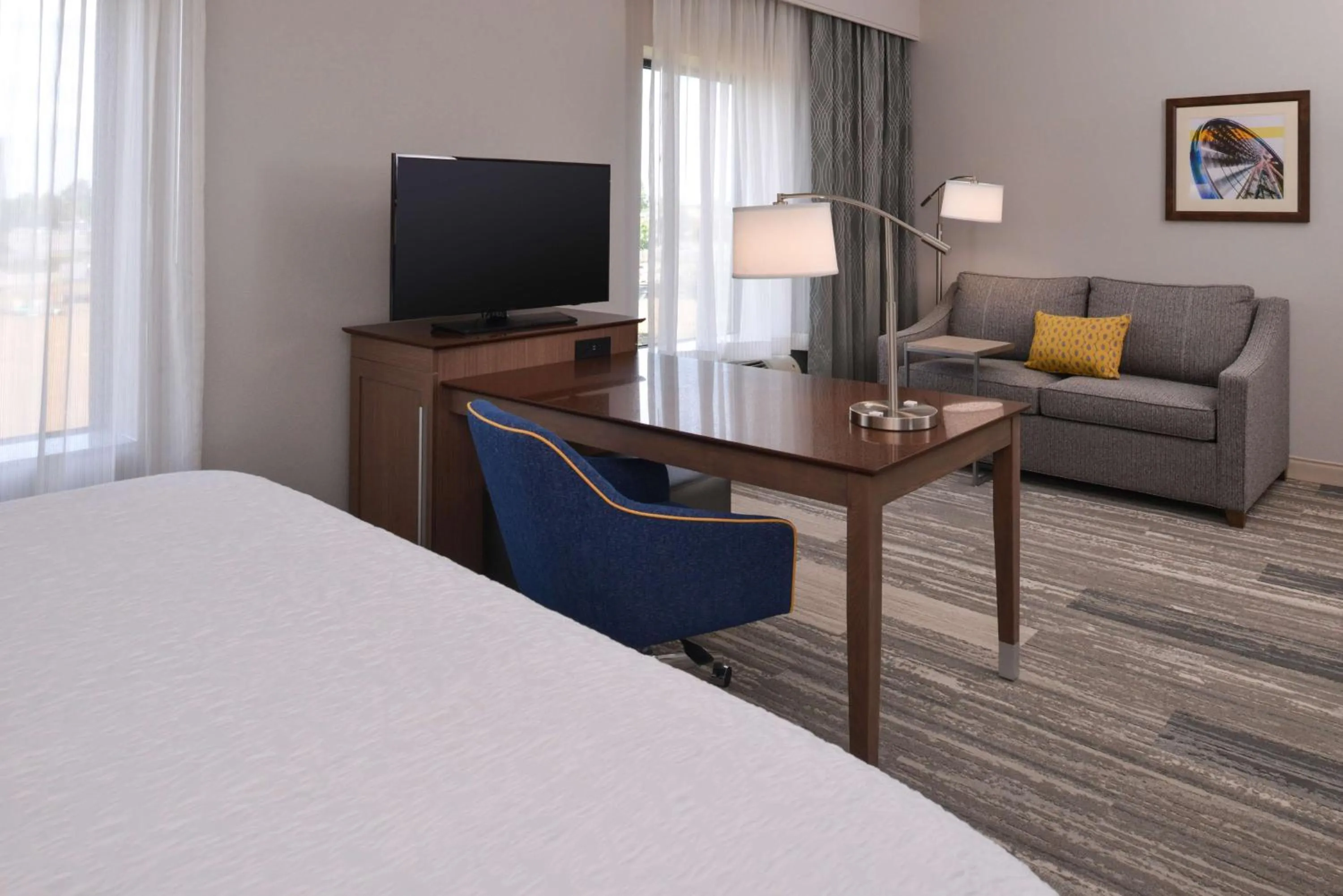 Living room, Bed in Hampton Inn & Suites Cincinnati-Mason, Ohio