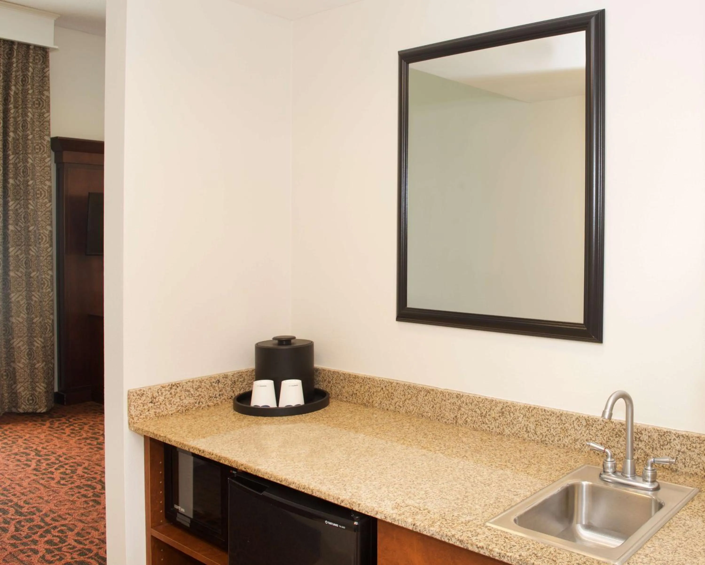 Kitchen or kitchenette in Hampton Inn & Suites Pittsburgh-Meadow Lands
