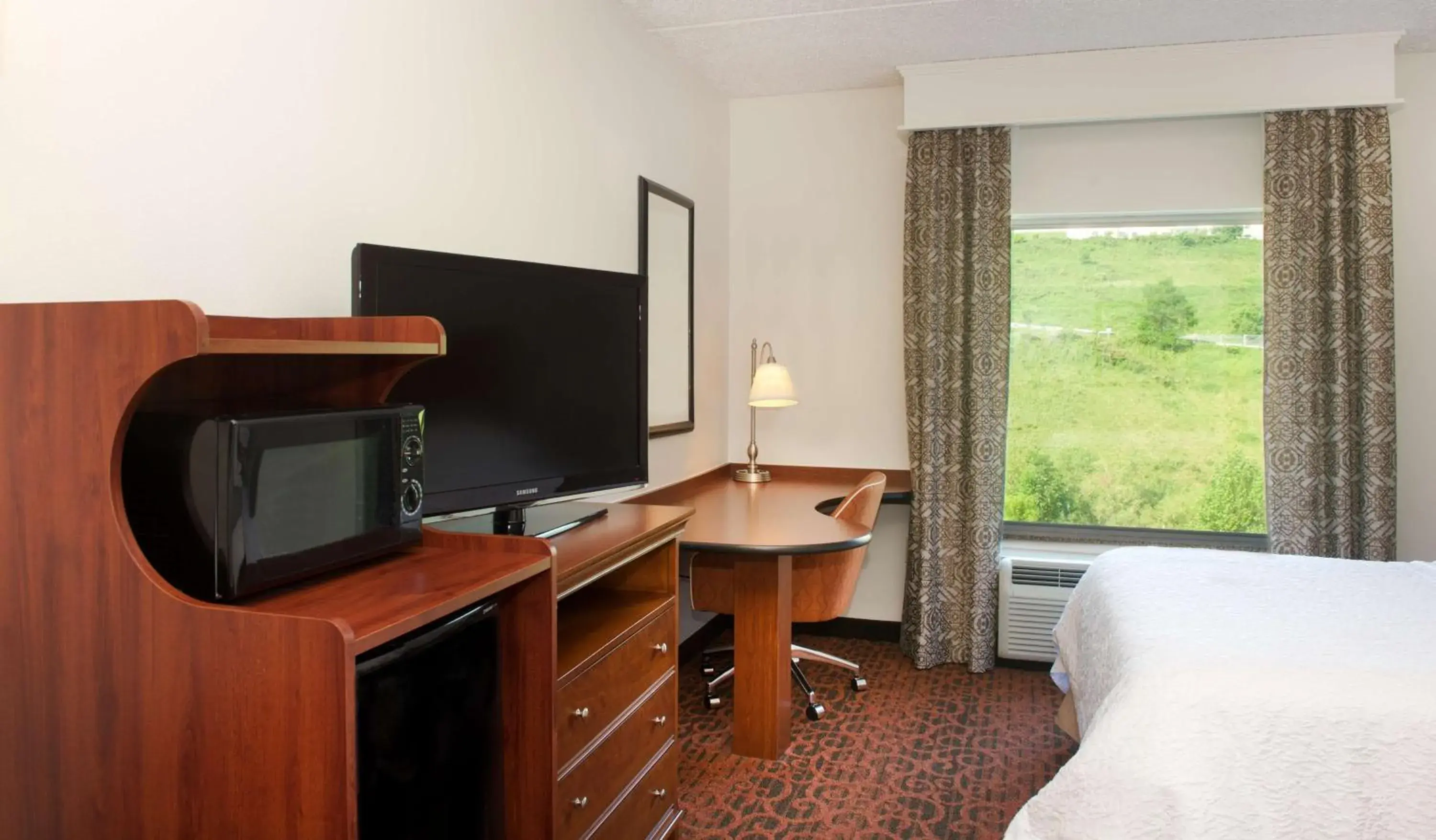 King Room - Non-Smoking in Hampton Inn & Suites Pittsburgh-Meadow Lands King Room - Non-Smoking in Hampton Inn & Suites Pittsburgh-Meadow Lands