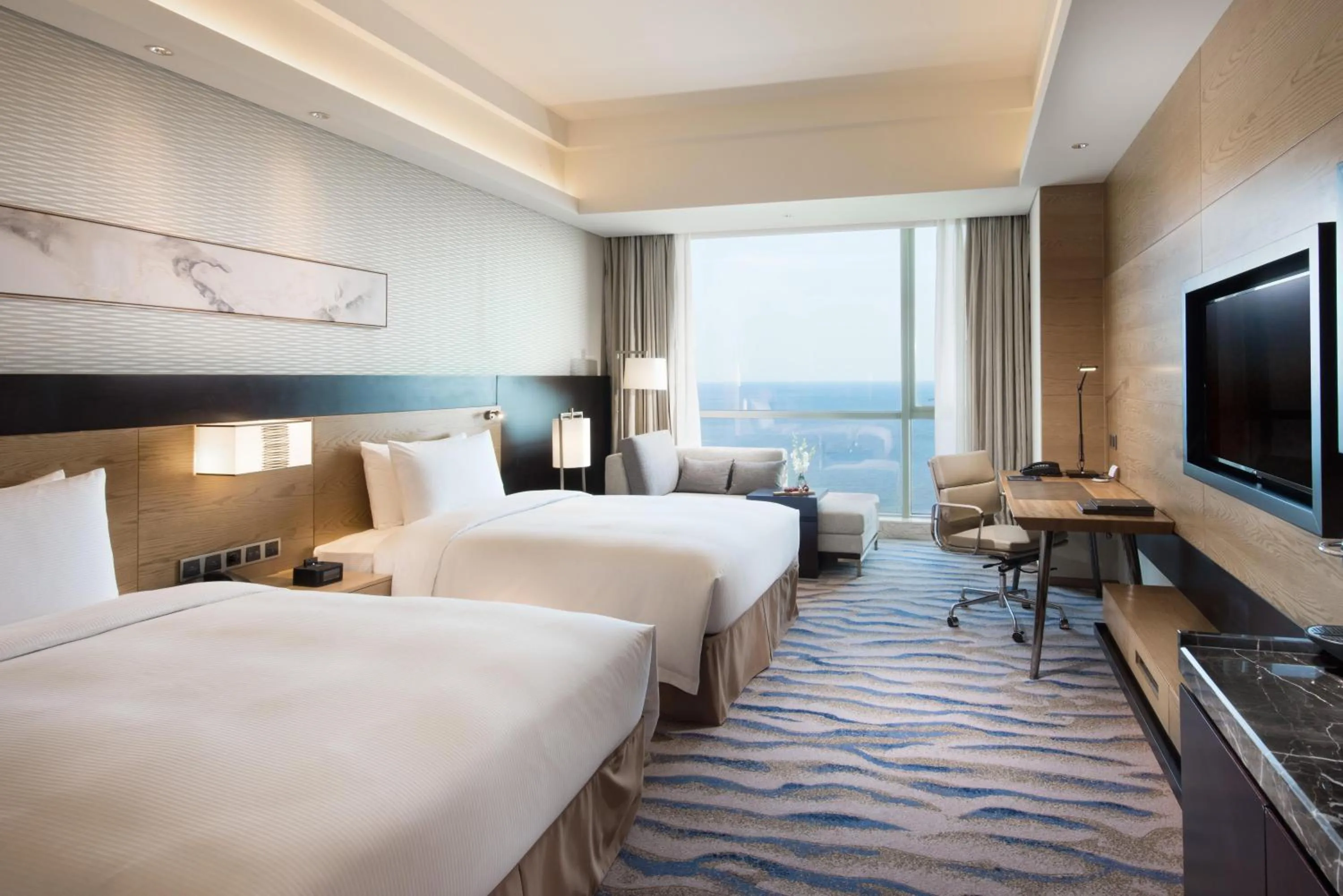 Property building, Bed in Hilton Yantai Golden Coast