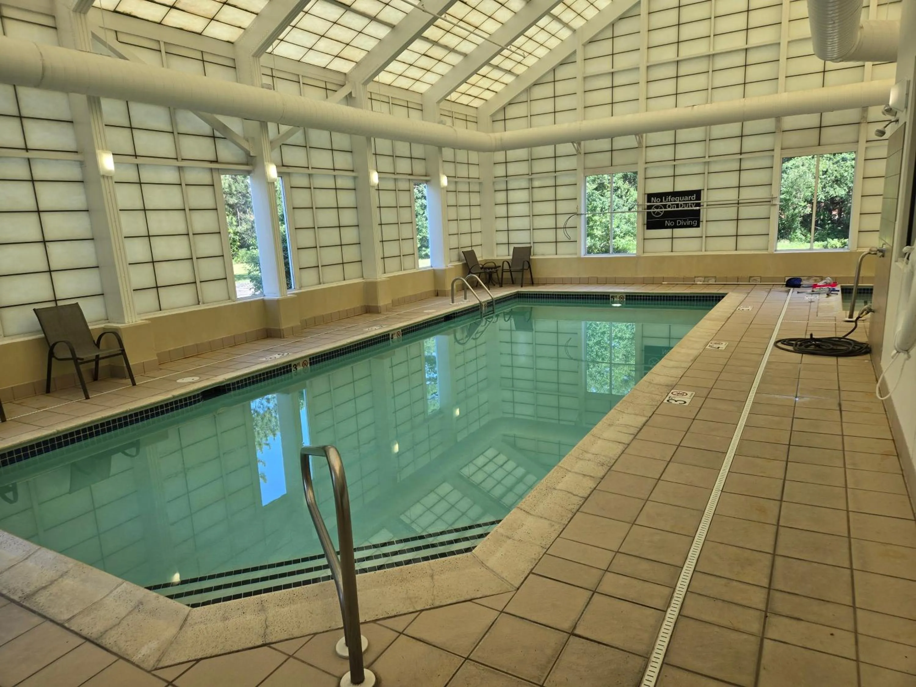Swimming pool in Long Creek Hotel