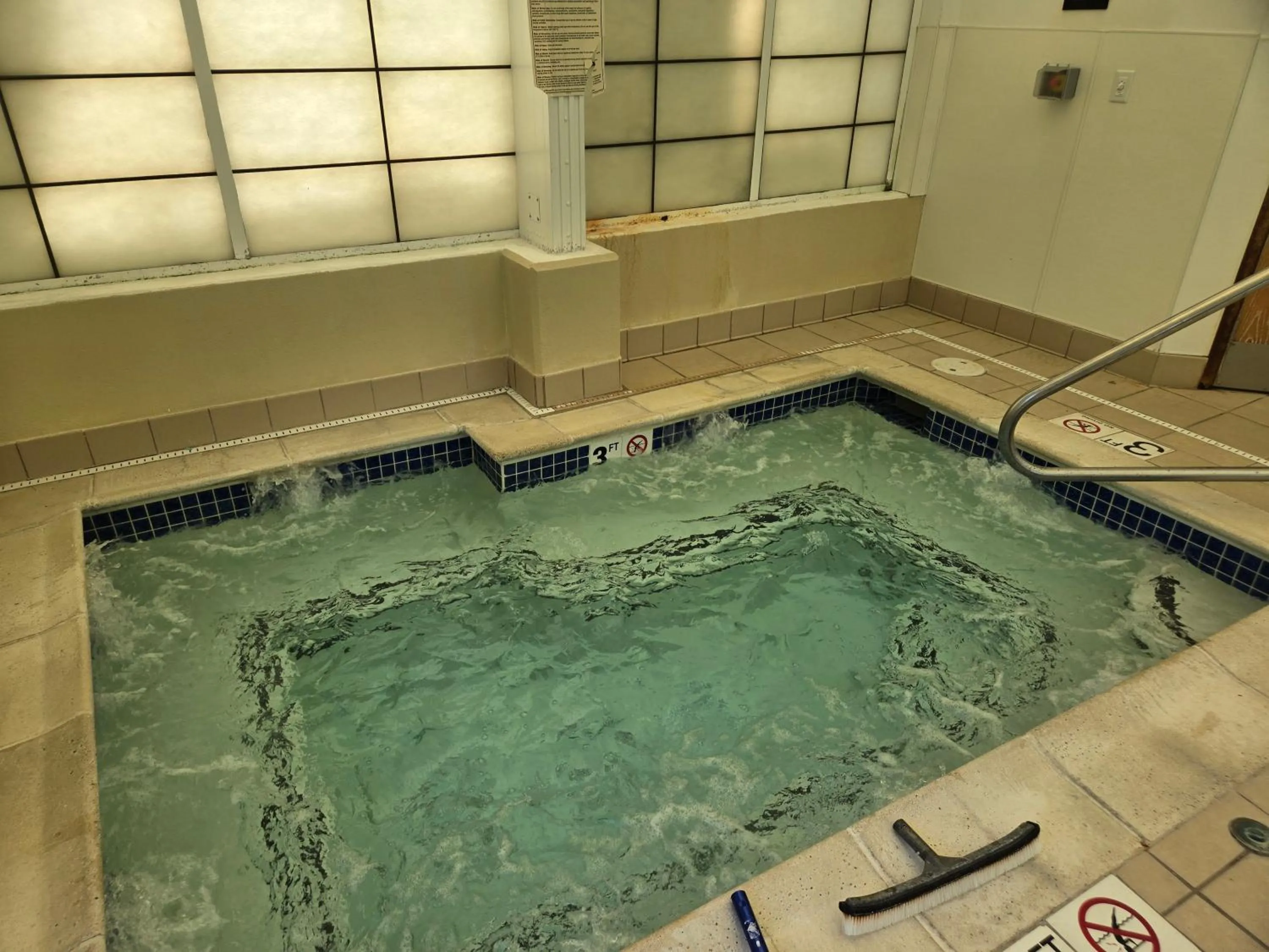 Swimming pool in Long Creek Hotel