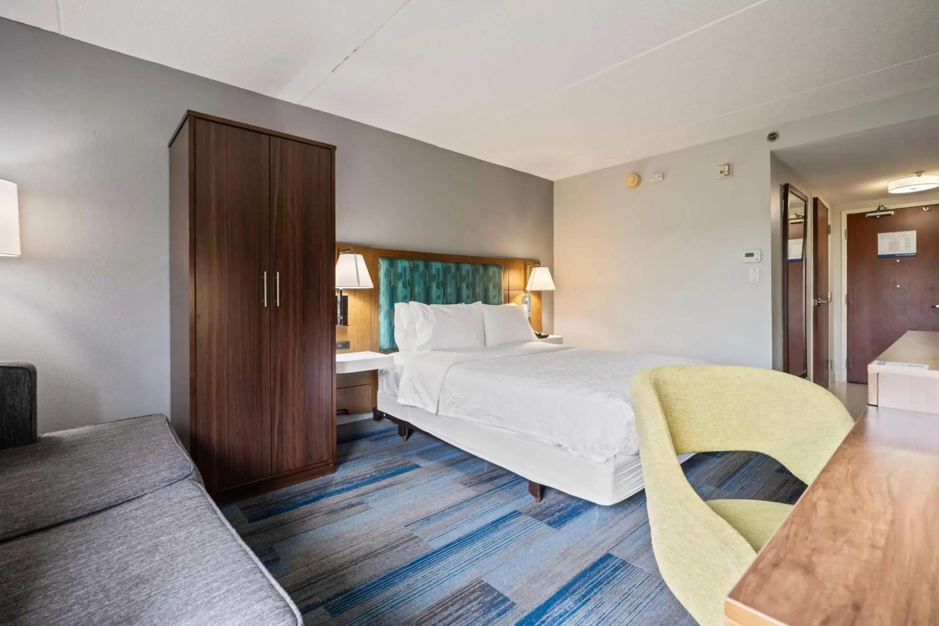 Living room, Bed in Hampton Inn Ridgefield Park Living room, Bed in Hampton Inn Ridgefield Park