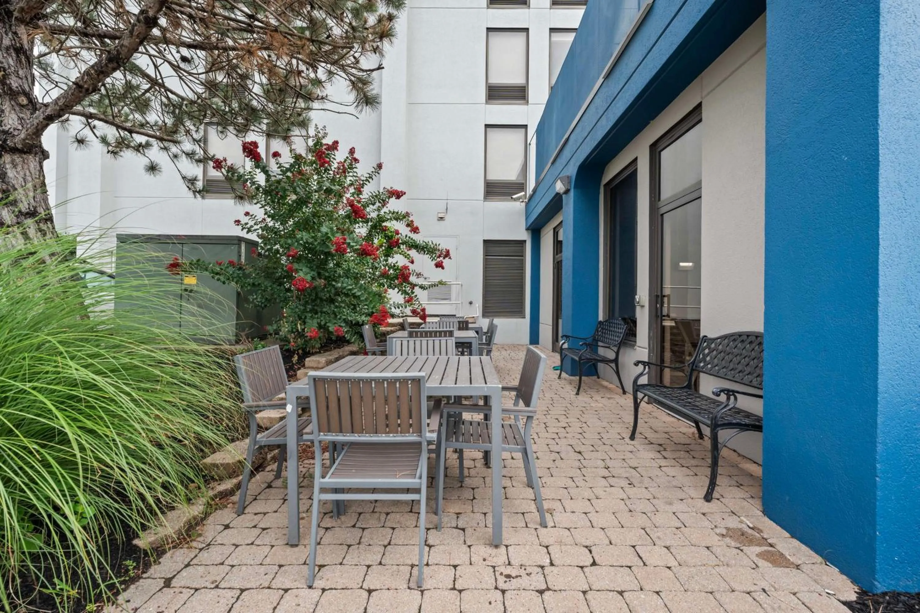 Patio in Hampton Inn Ridgefield Park