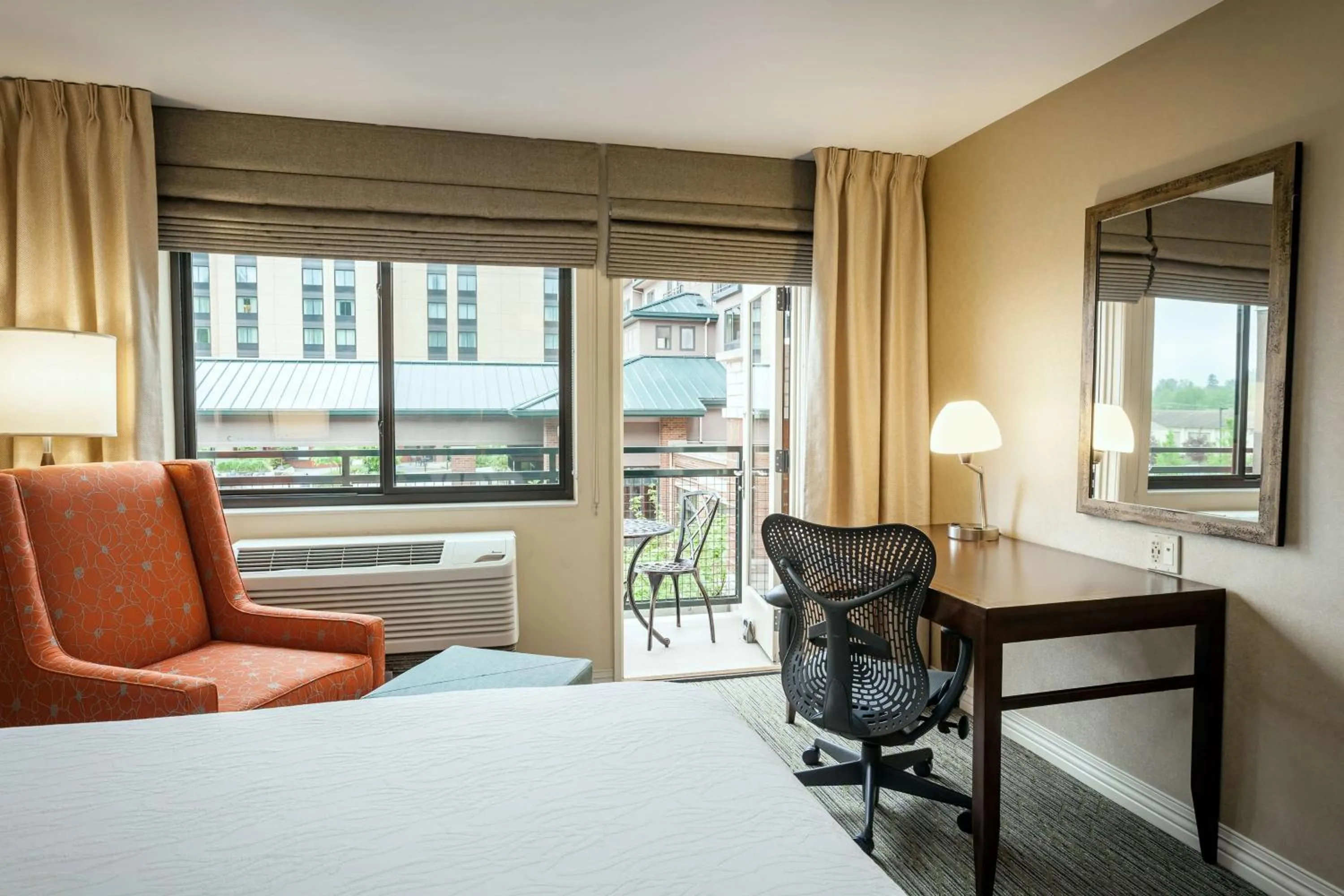 Bedroom, Bed in Hilton Garden Inn Seattle/Issaquah