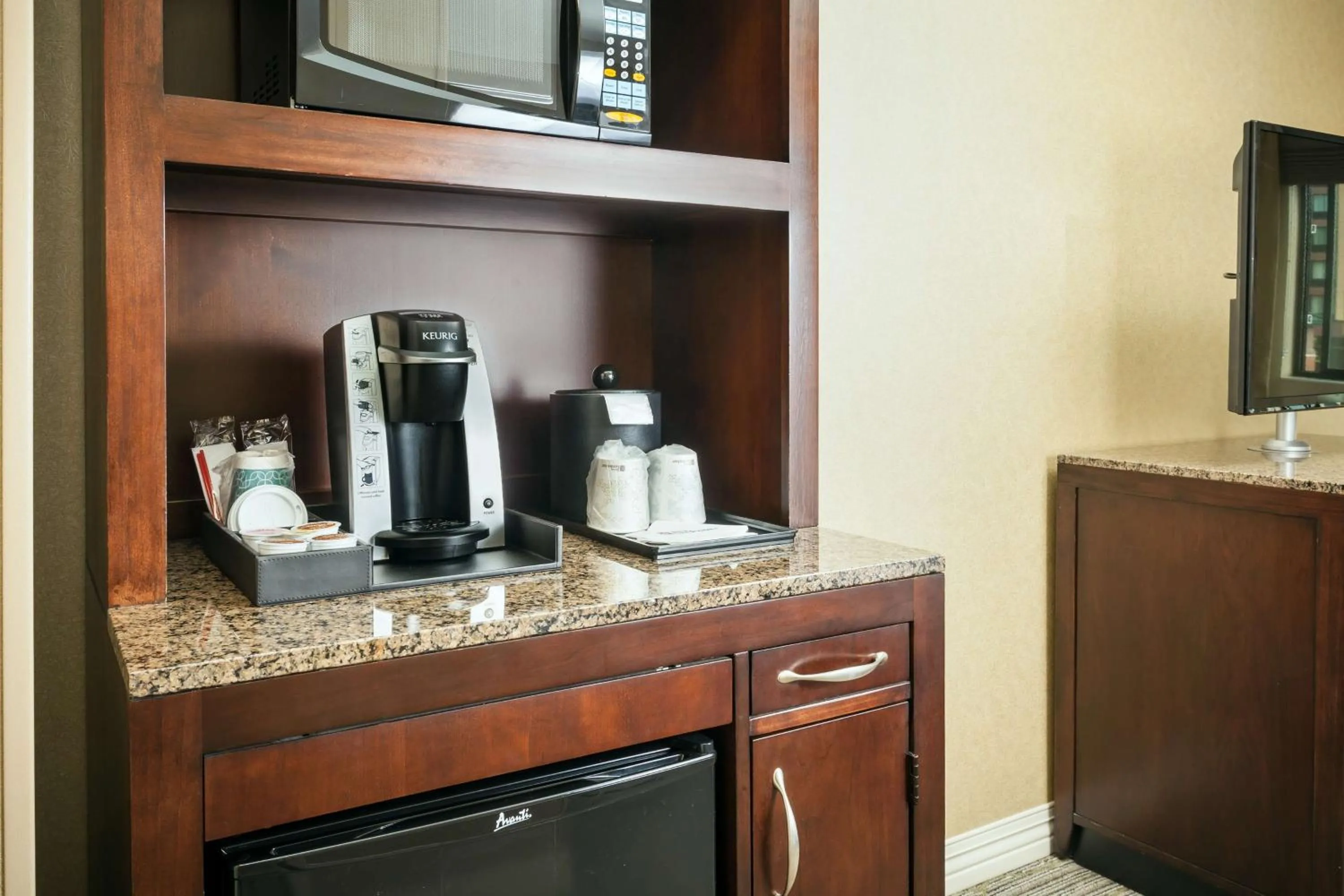 Kitchen or kitchenette in Hilton Garden Inn Seattle/Issaquah