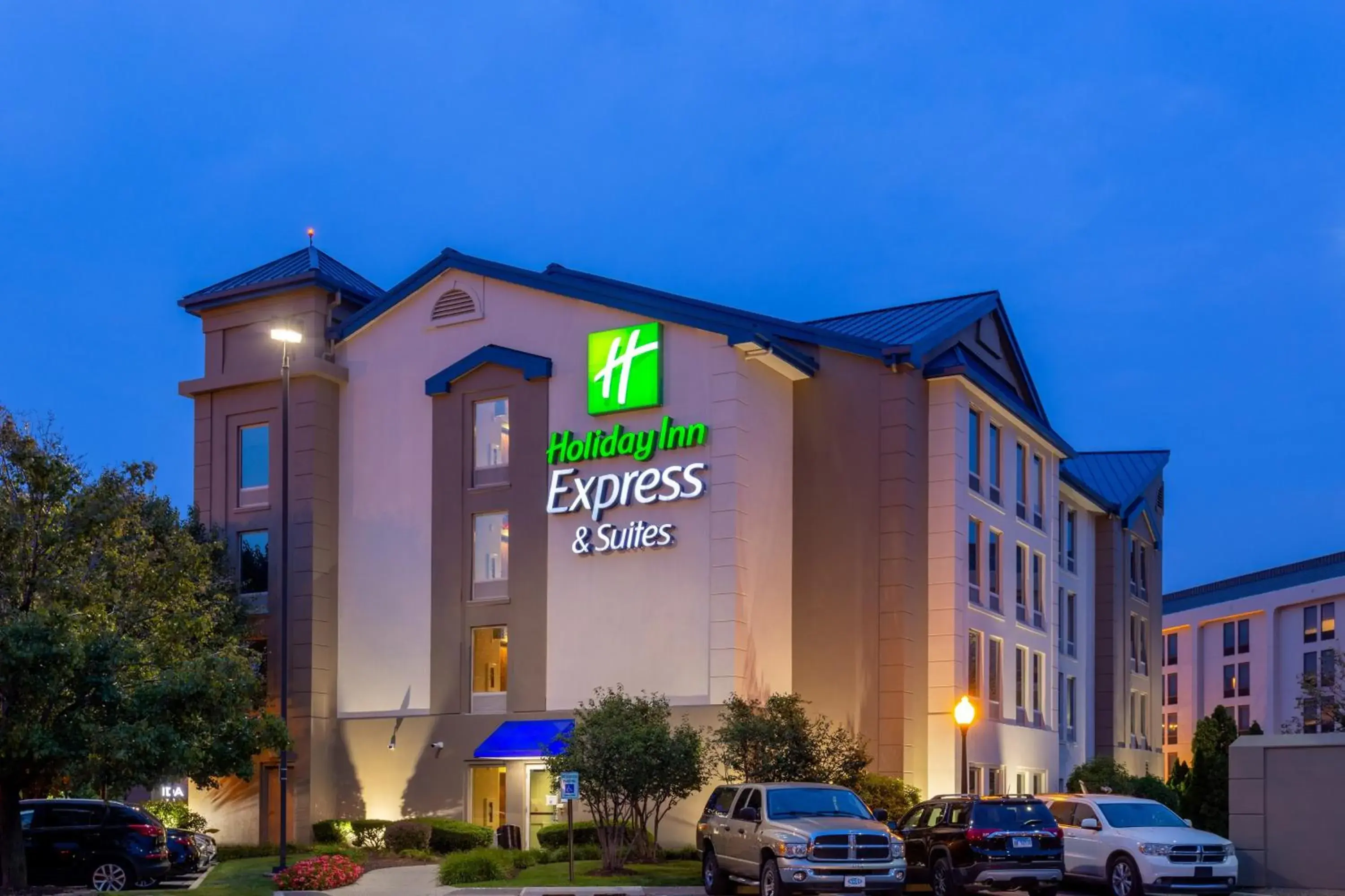 Property building in Holiday Inn Express & Suites Chicago-Midway Airport by IHG Property building in Holiday Inn Express & Suites Chicago-Midway Airport by IHG