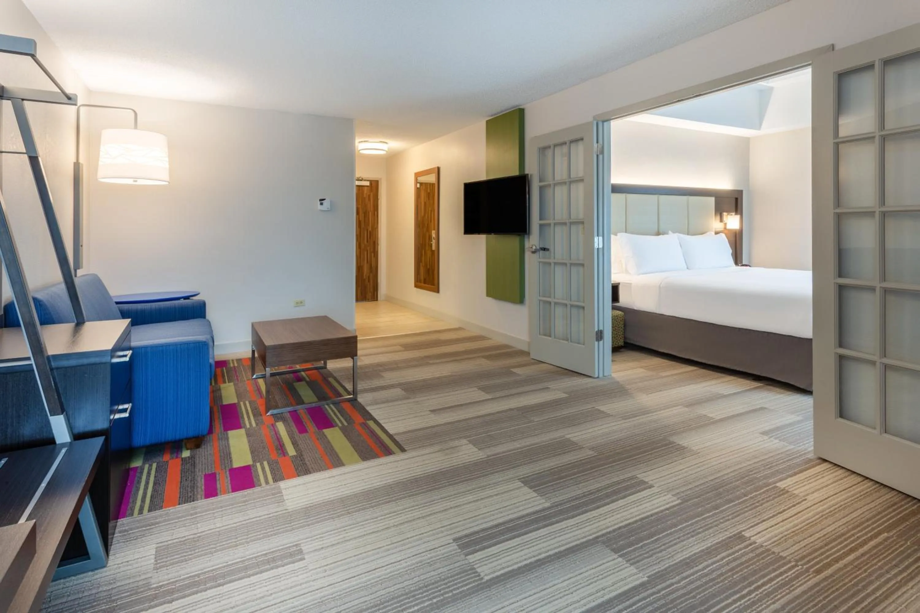 Photo of the whole room, Bed in Holiday Inn Express & Suites Chicago-Midway Airport by IHG
