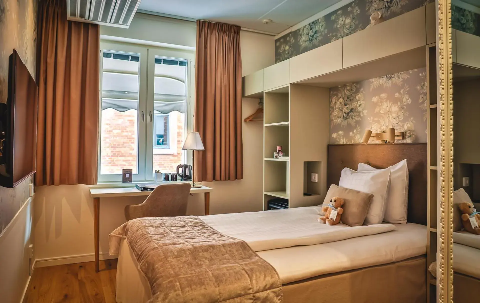 Single Room Plus in Freys Hotel Single Room Plus in Freys Hotel